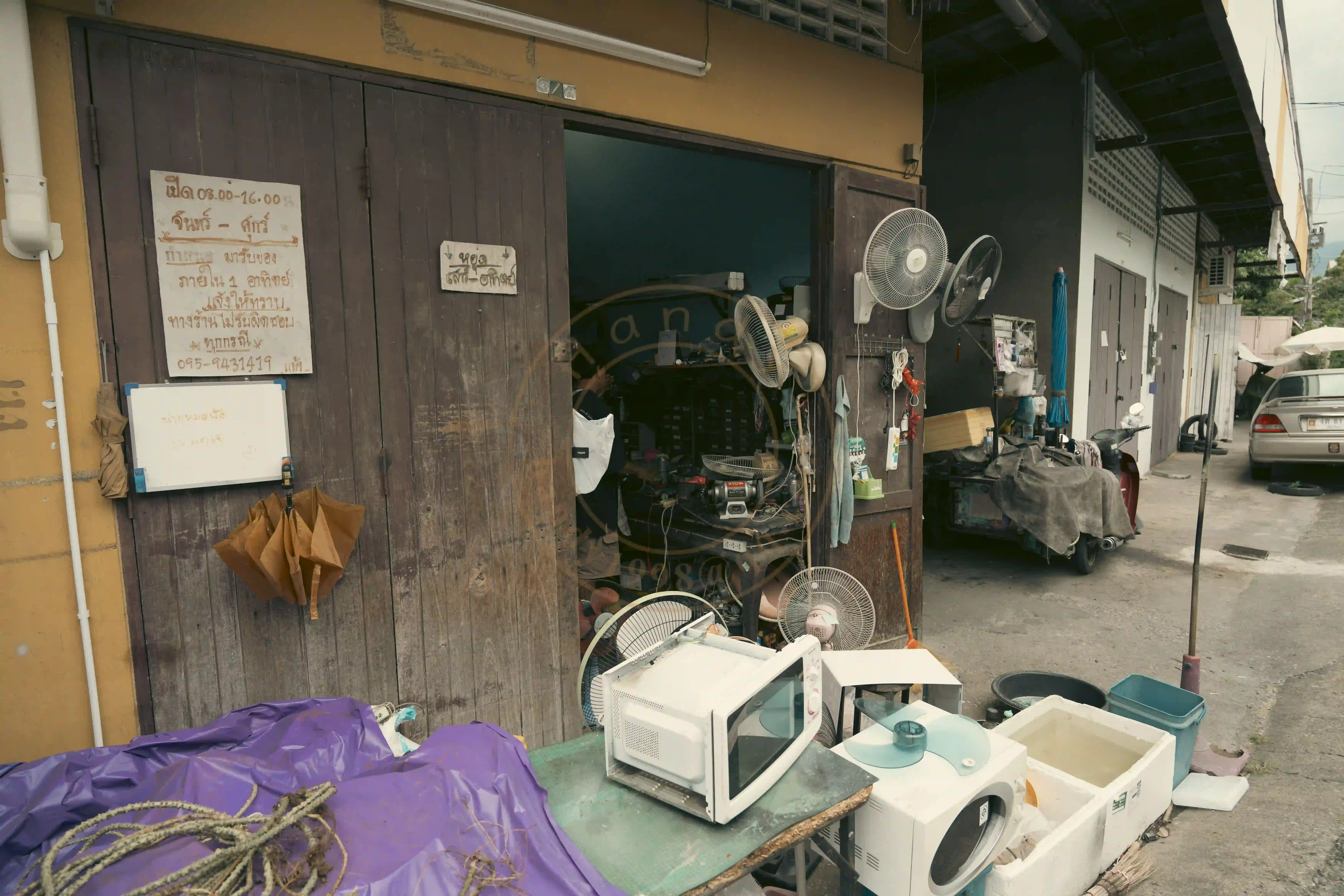 <h2 class='text-xl text-white'></h2>