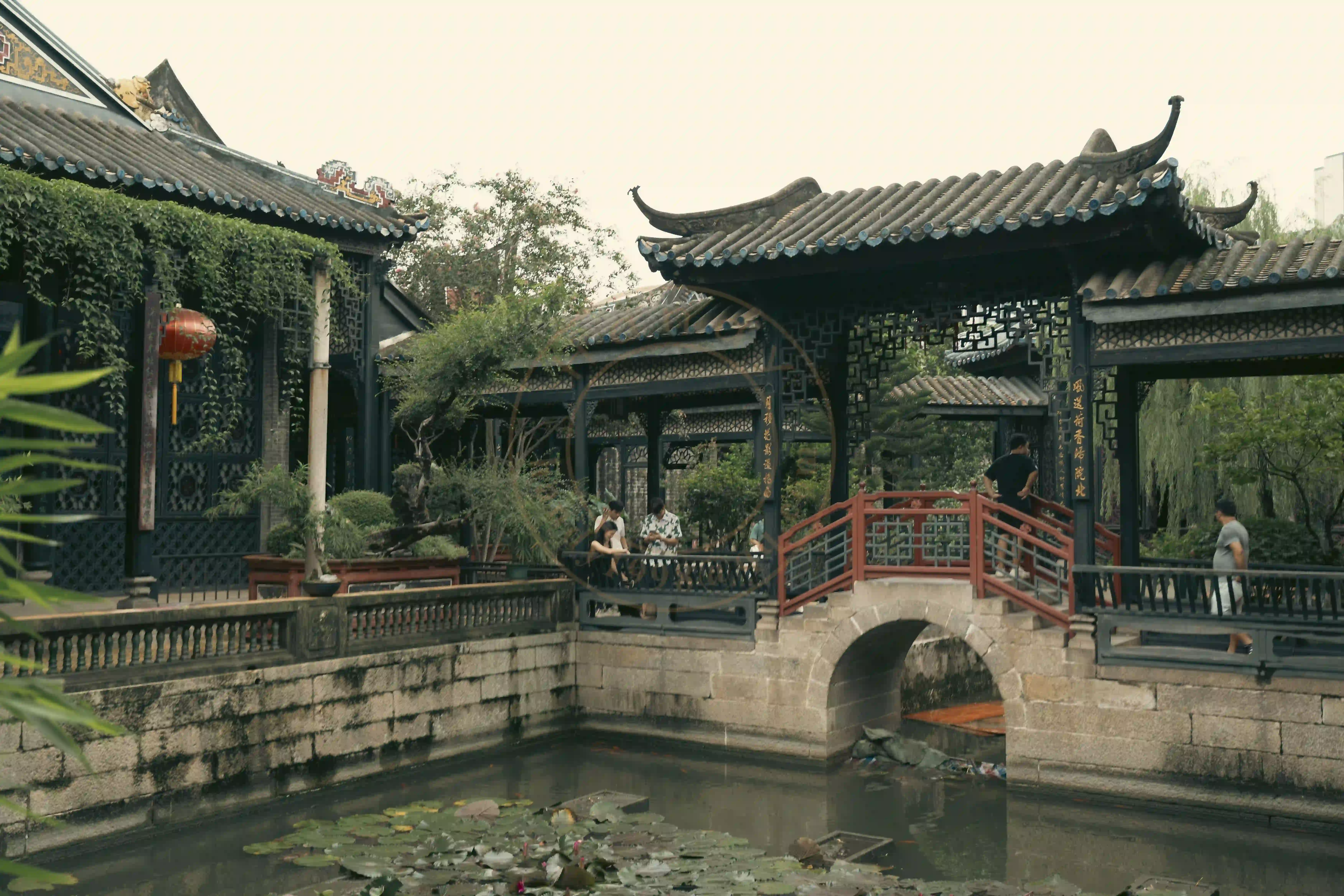 <h2 class='text-xl text-white'></h2>