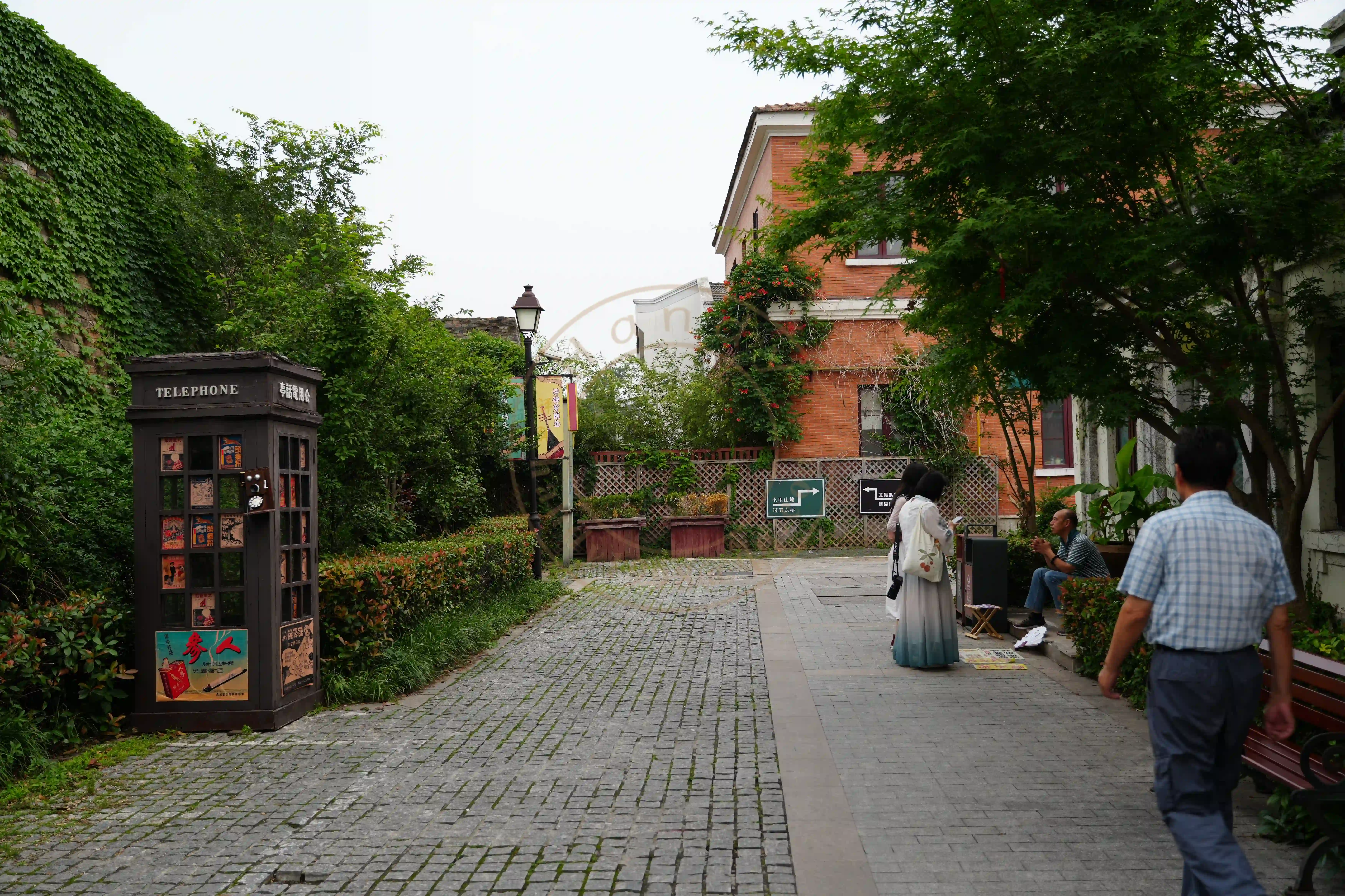 <h2 class='text-xl text-white'></h2>