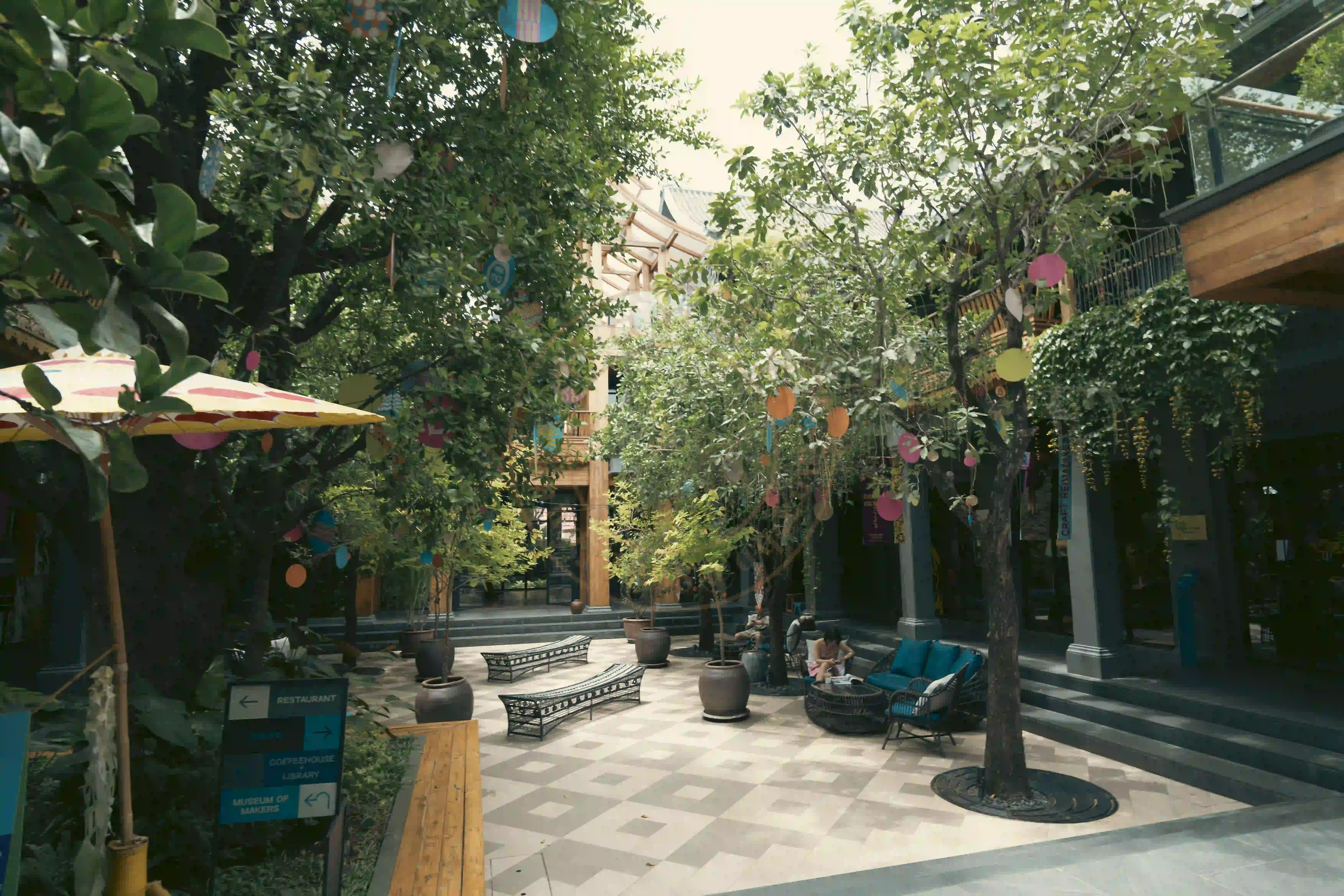 <h2 class='text-xl text-white'></h2>