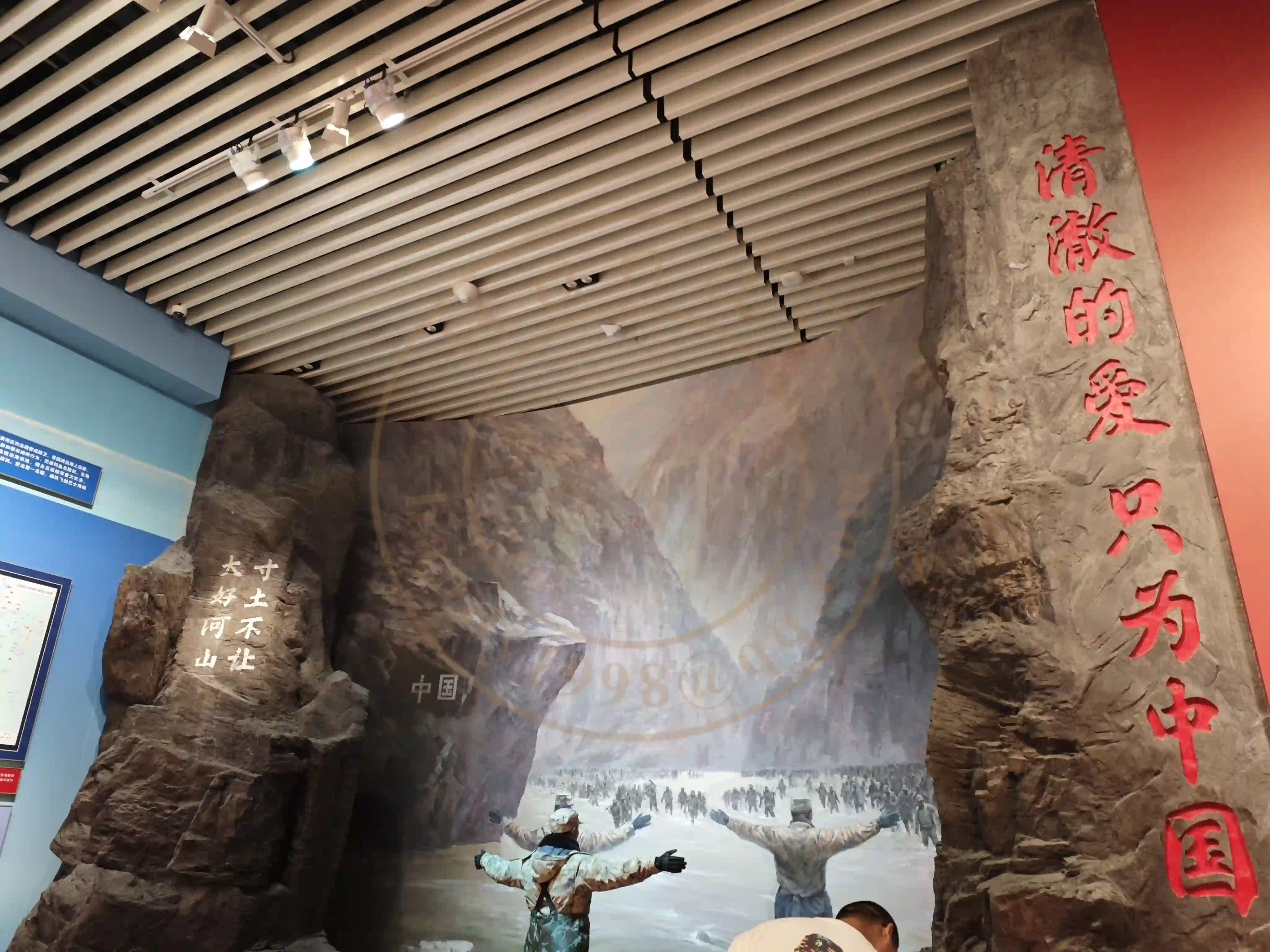 <h2 class='text-xl text-white'></h2>