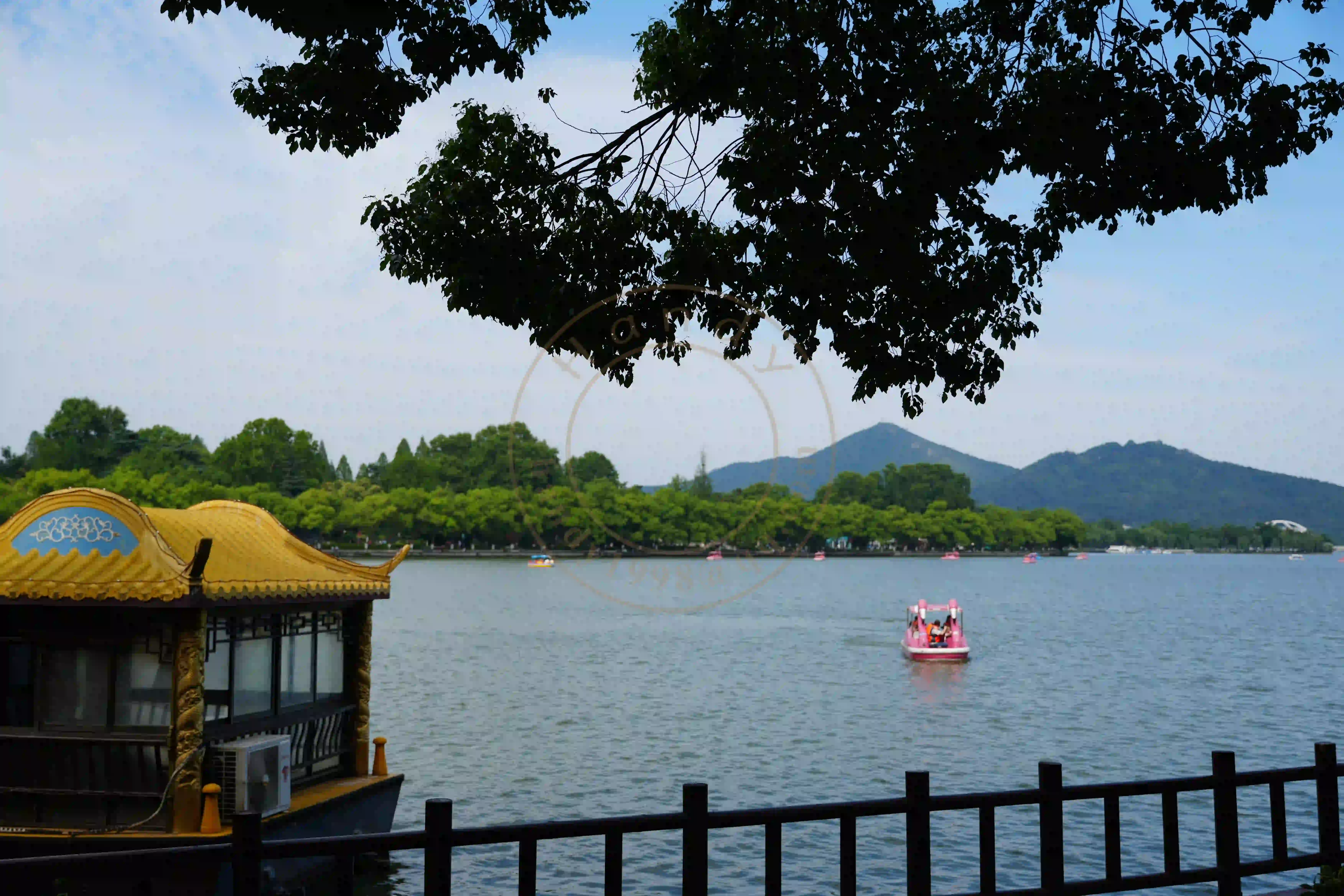 <h2 class='text-xl text-white'></h2>