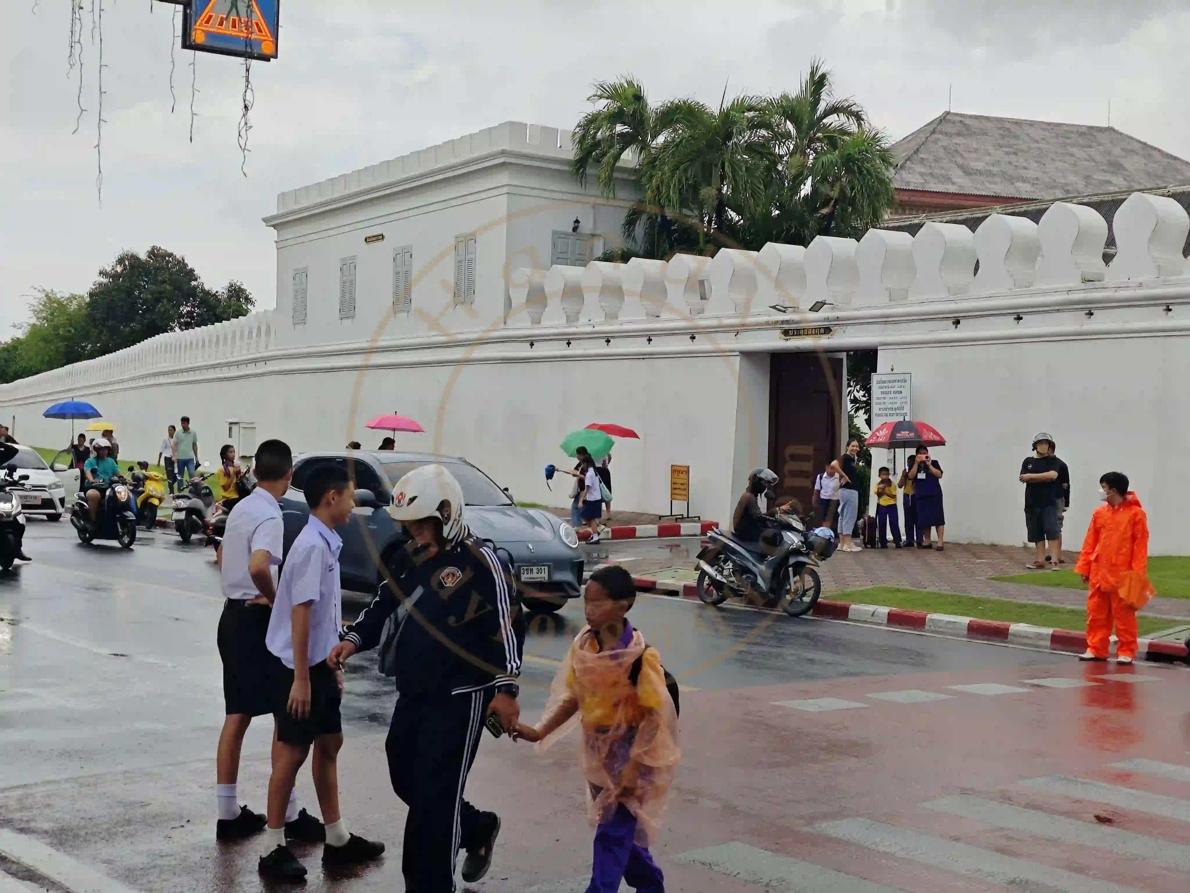 <h2 class='text-xl text-white'></h2>