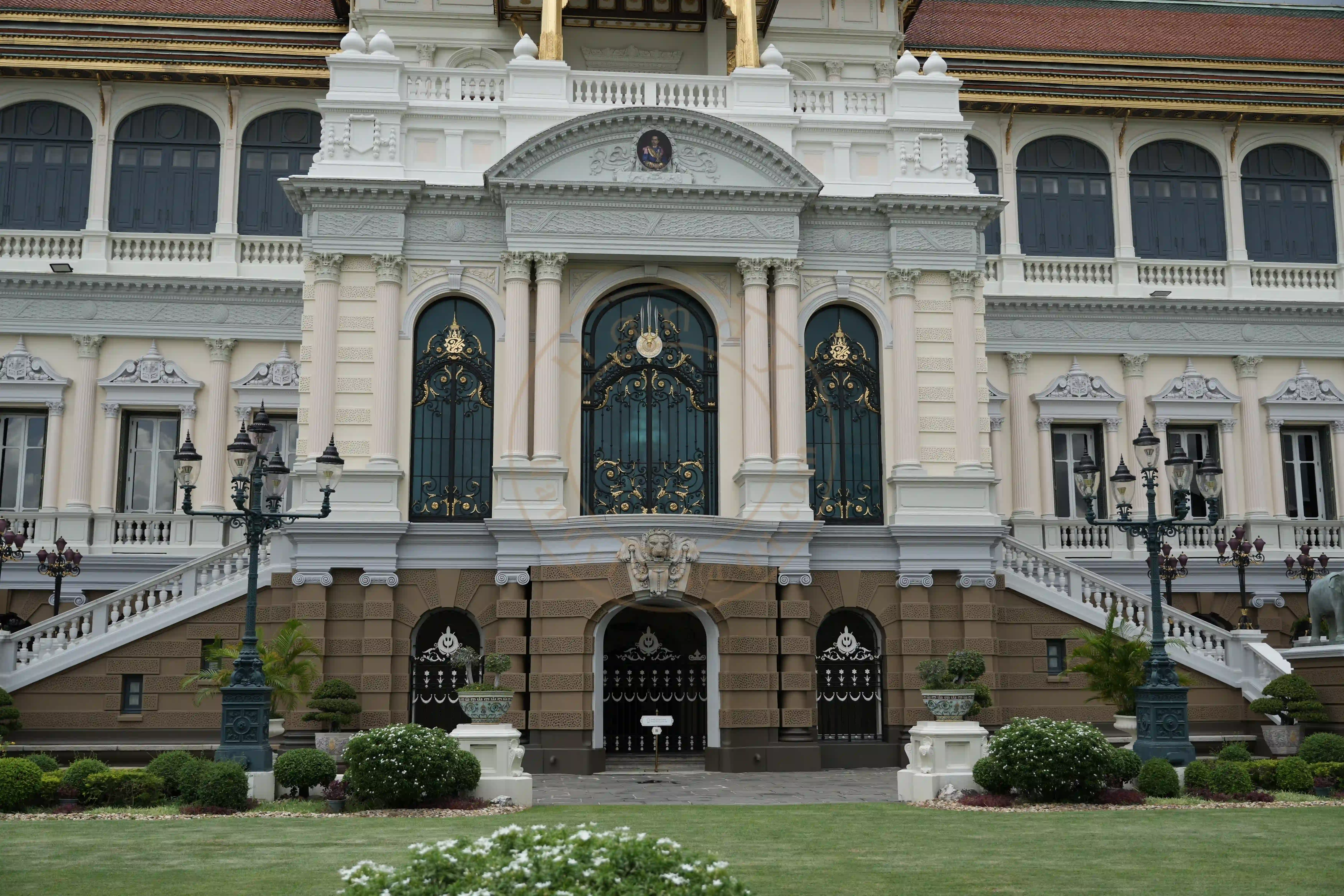 <h2 class='text-xl text-white'></h2>