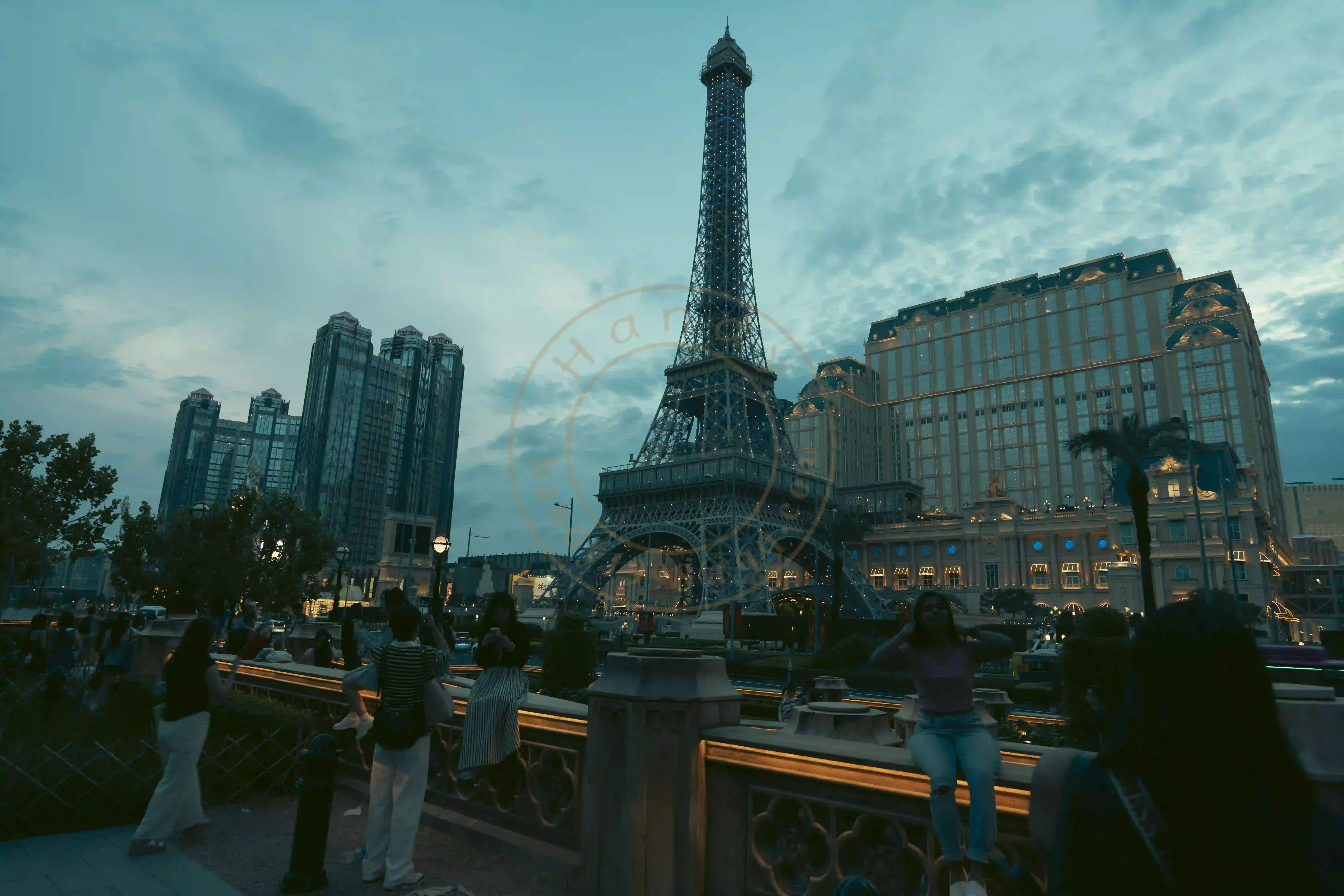 <h2 class='text-xl text-white'></h2>