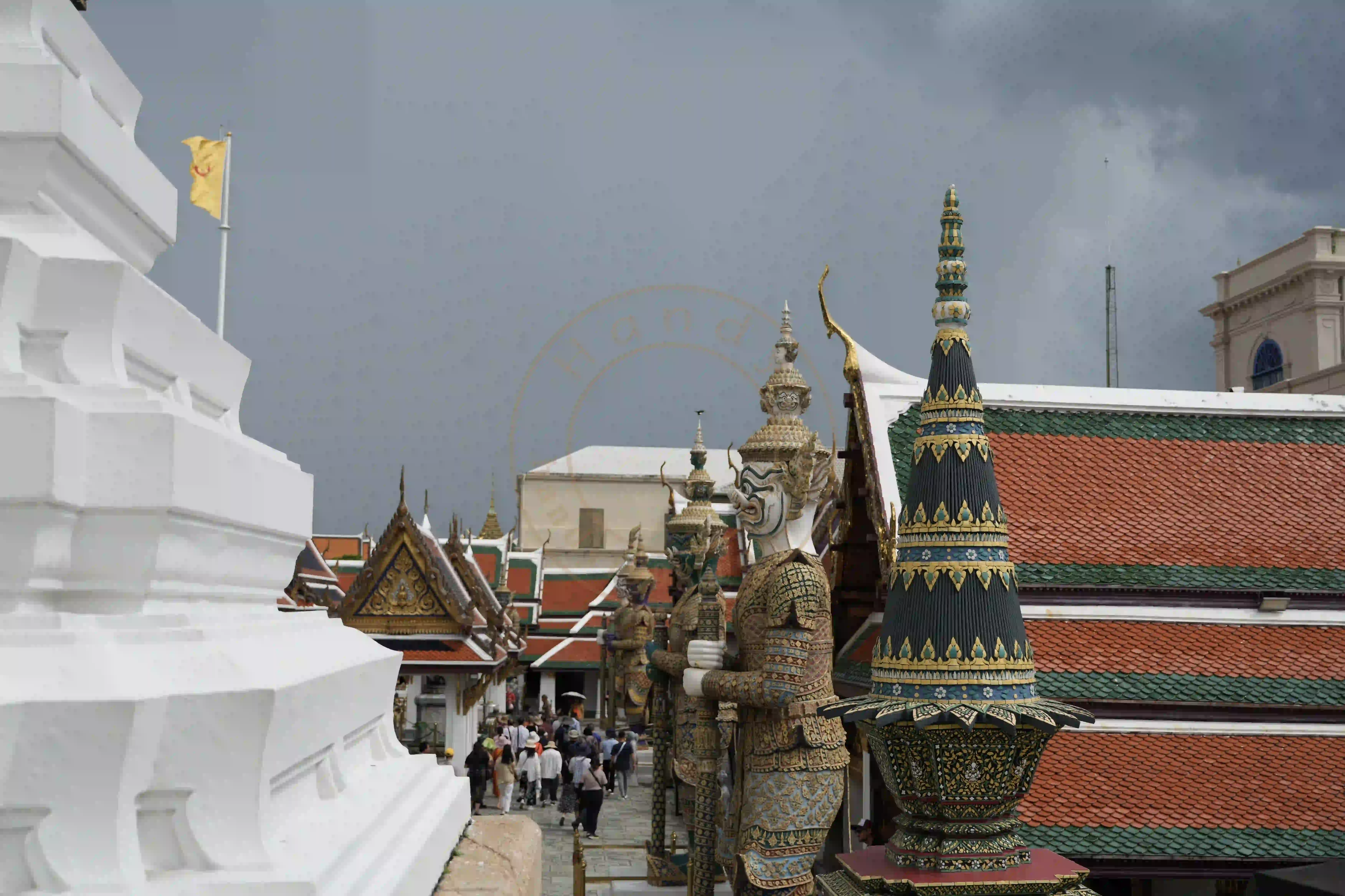 <h2 class='text-xl text-white'></h2>