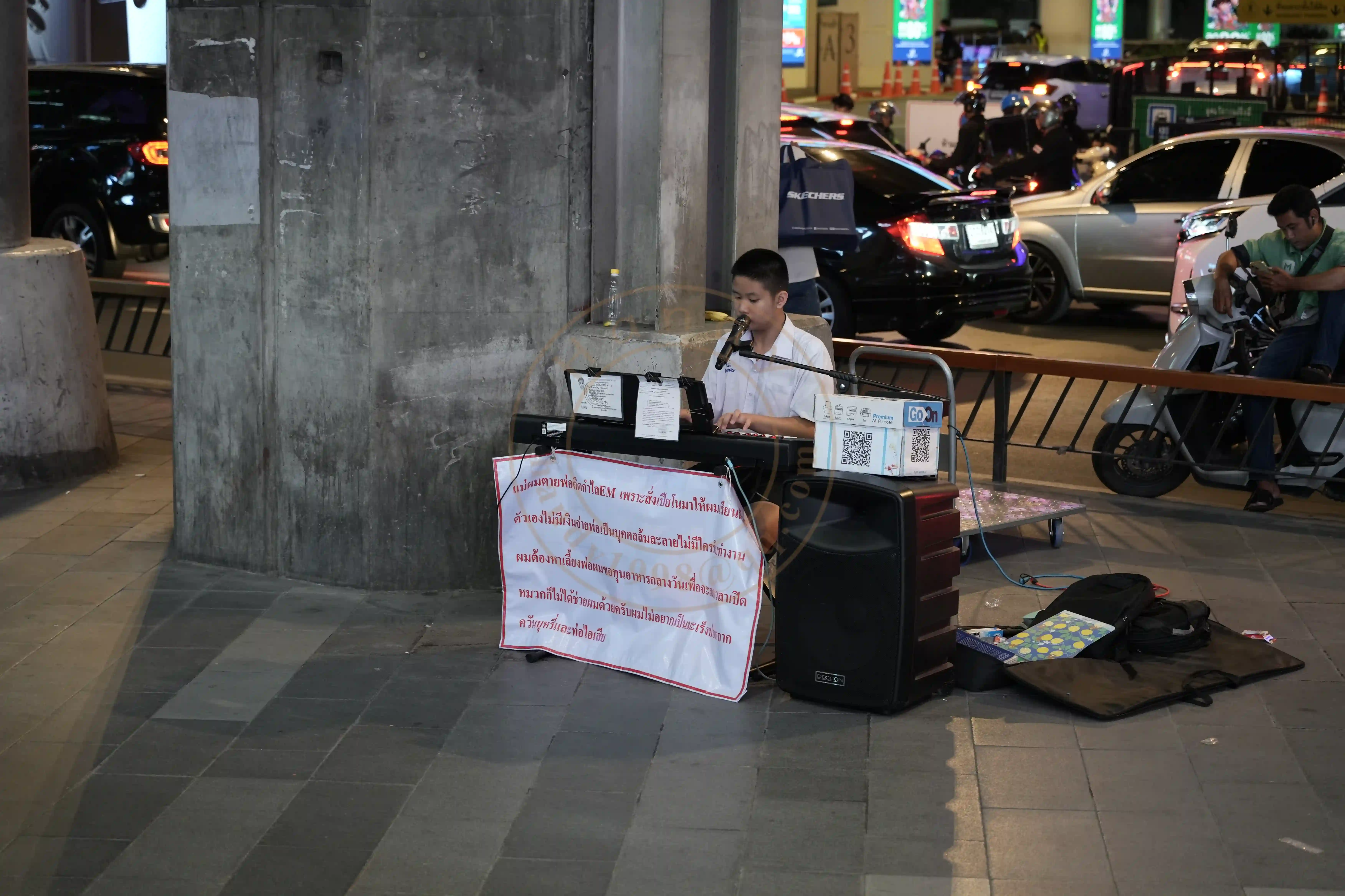 <h2 class='text-xl text-white'></h2>