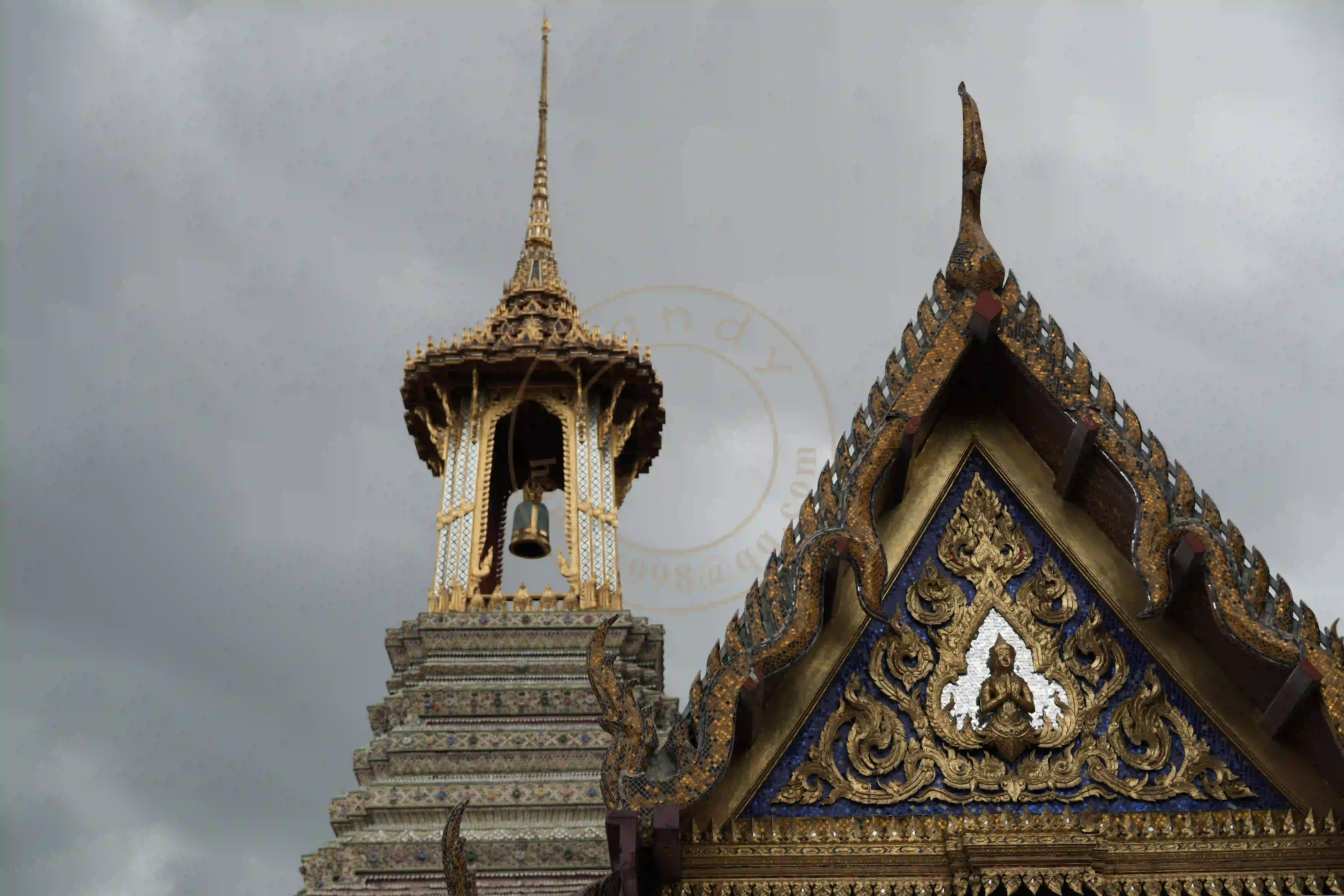 <h2 class='text-xl text-white'></h2>