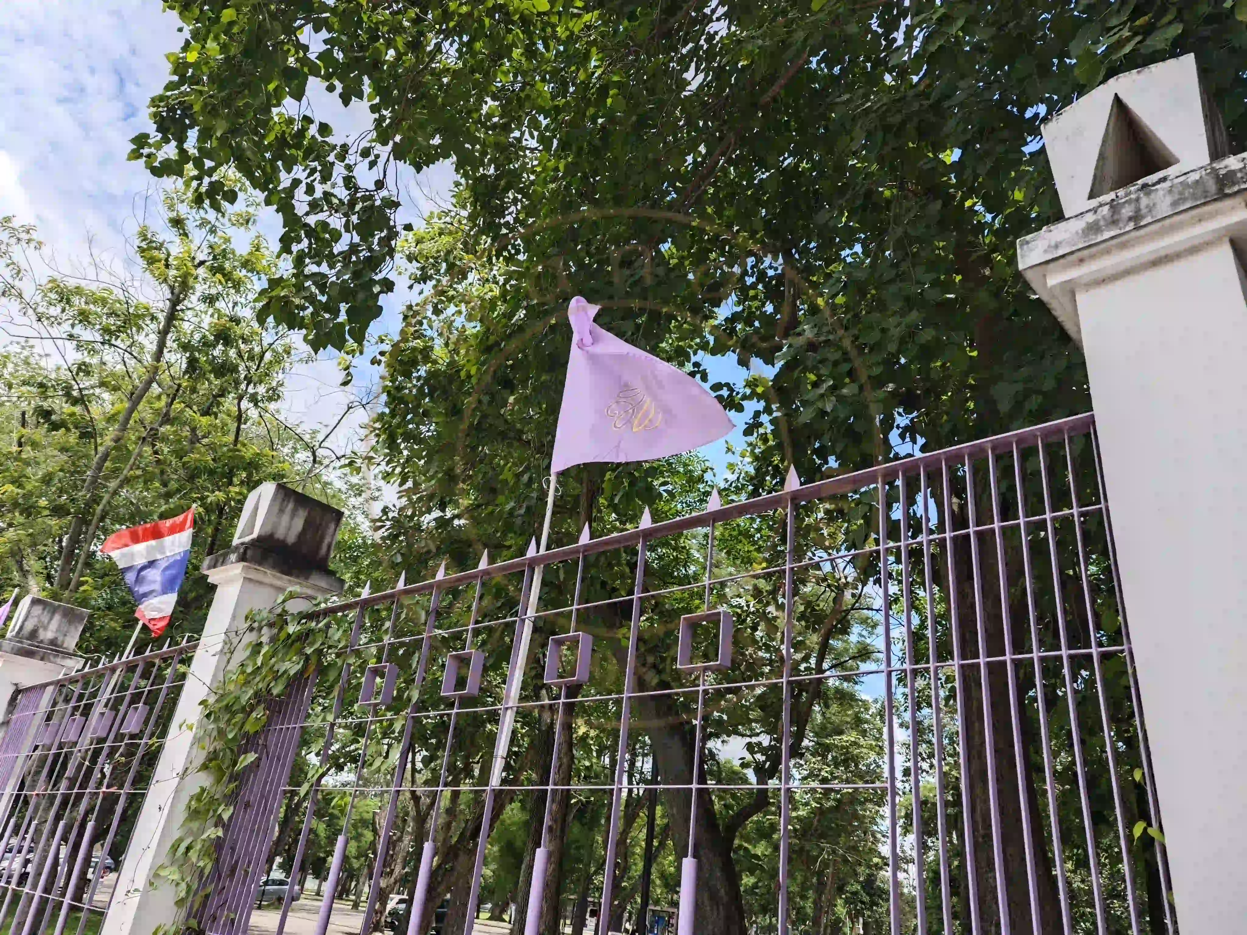 <h2 class='text-xl text-white'></h2>