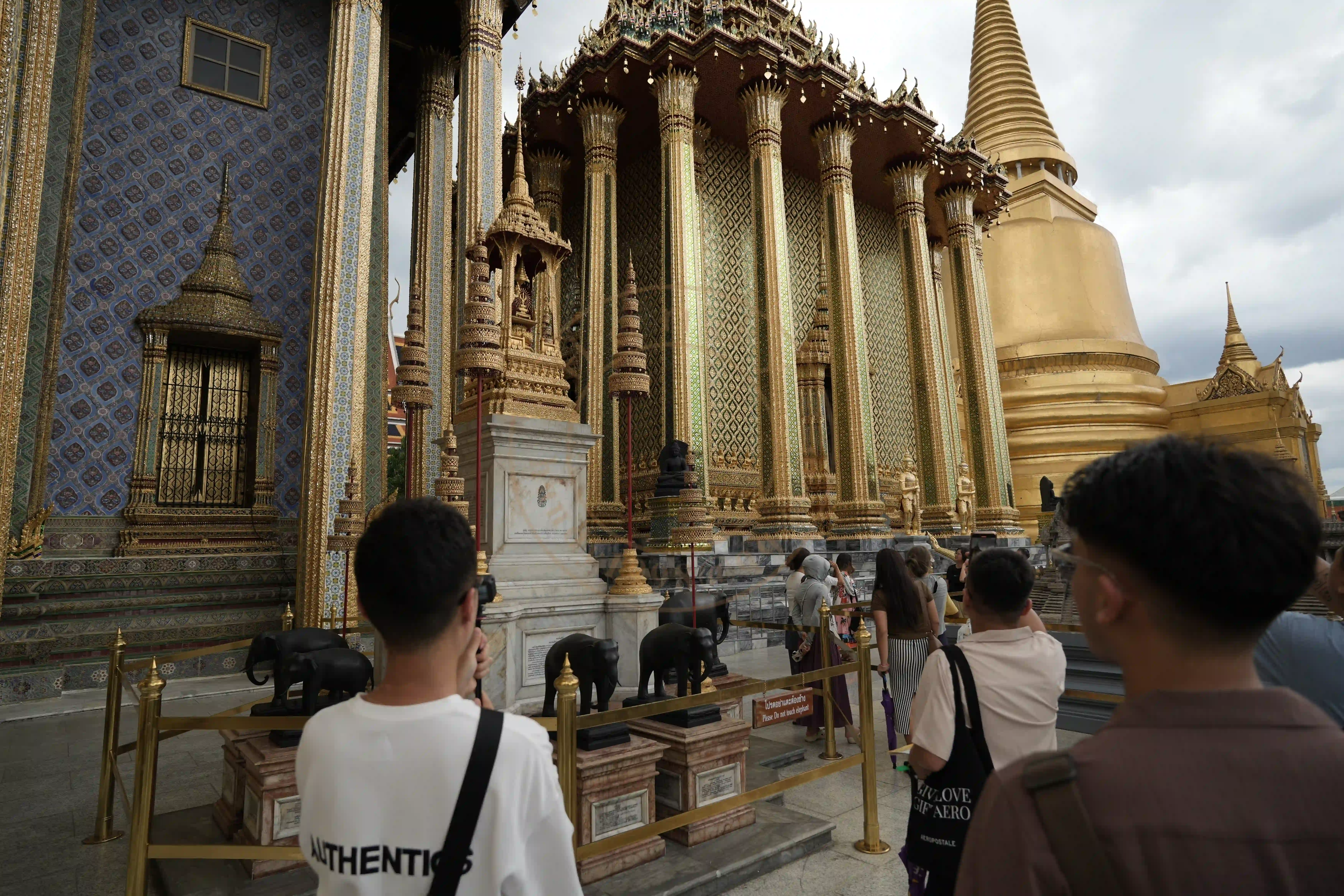 <h2 class='text-xl text-white'></h2>