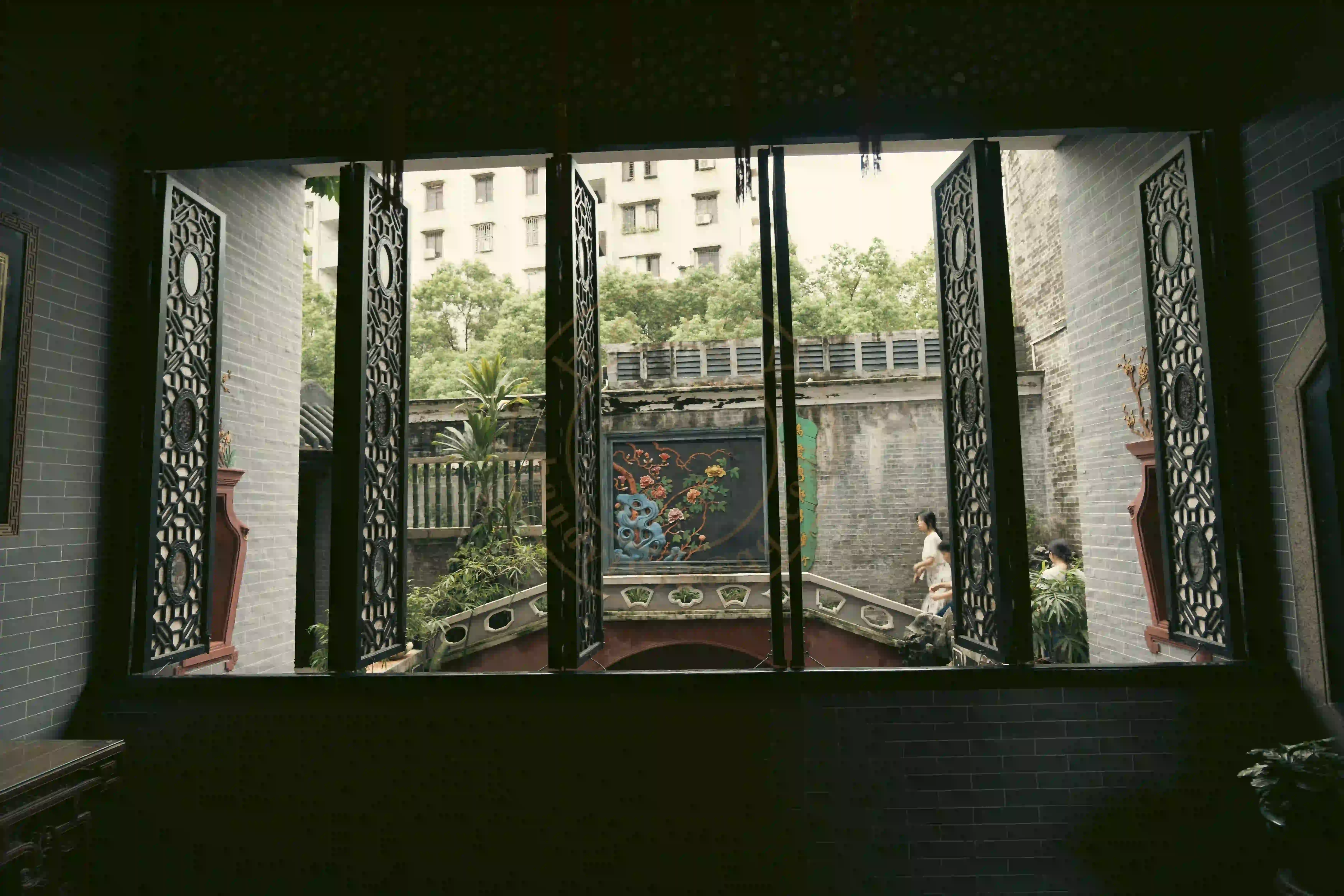 <h2 class='text-xl text-white'></h2>