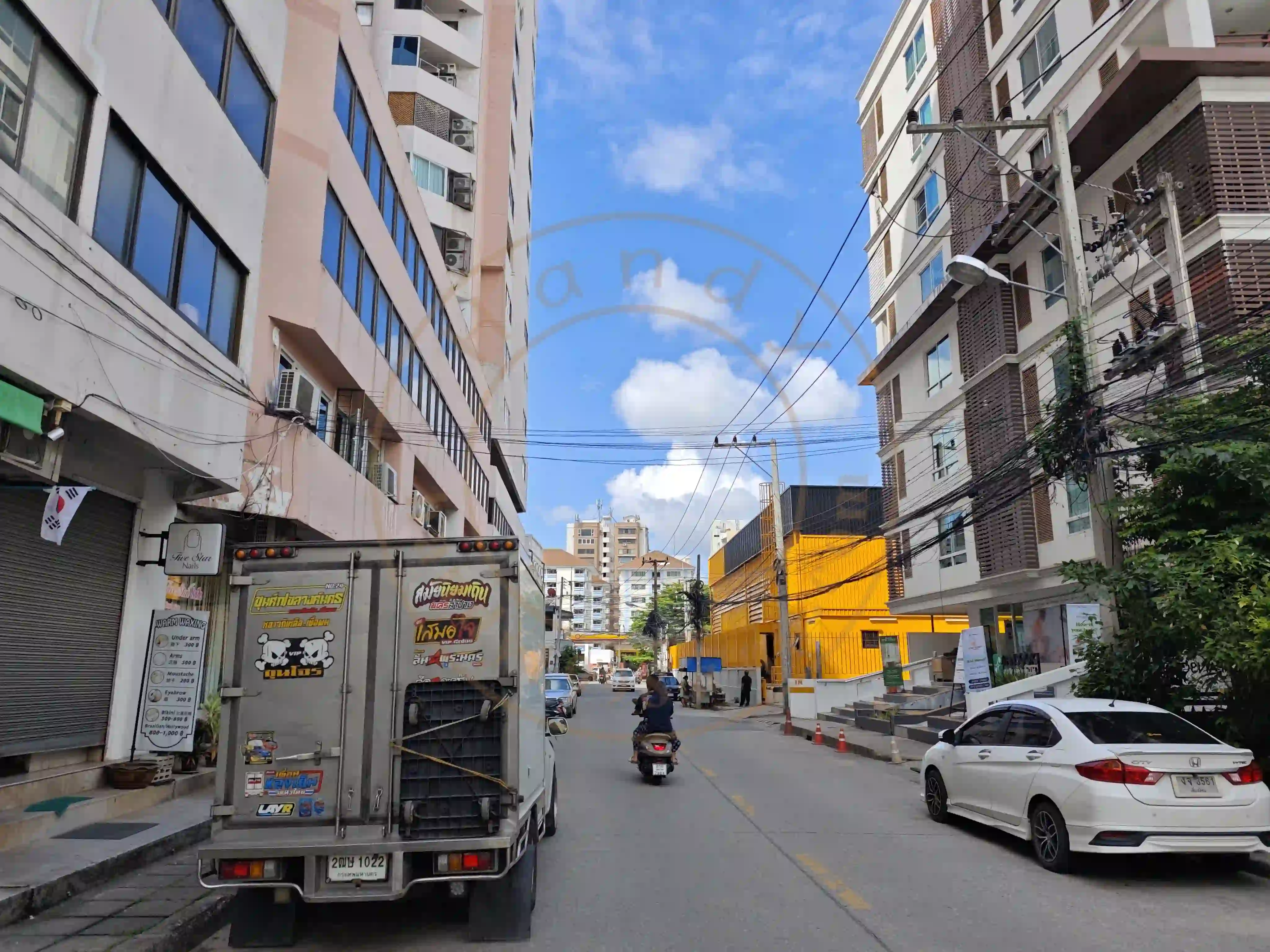 <h2 class='text-xl text-white'></h2>