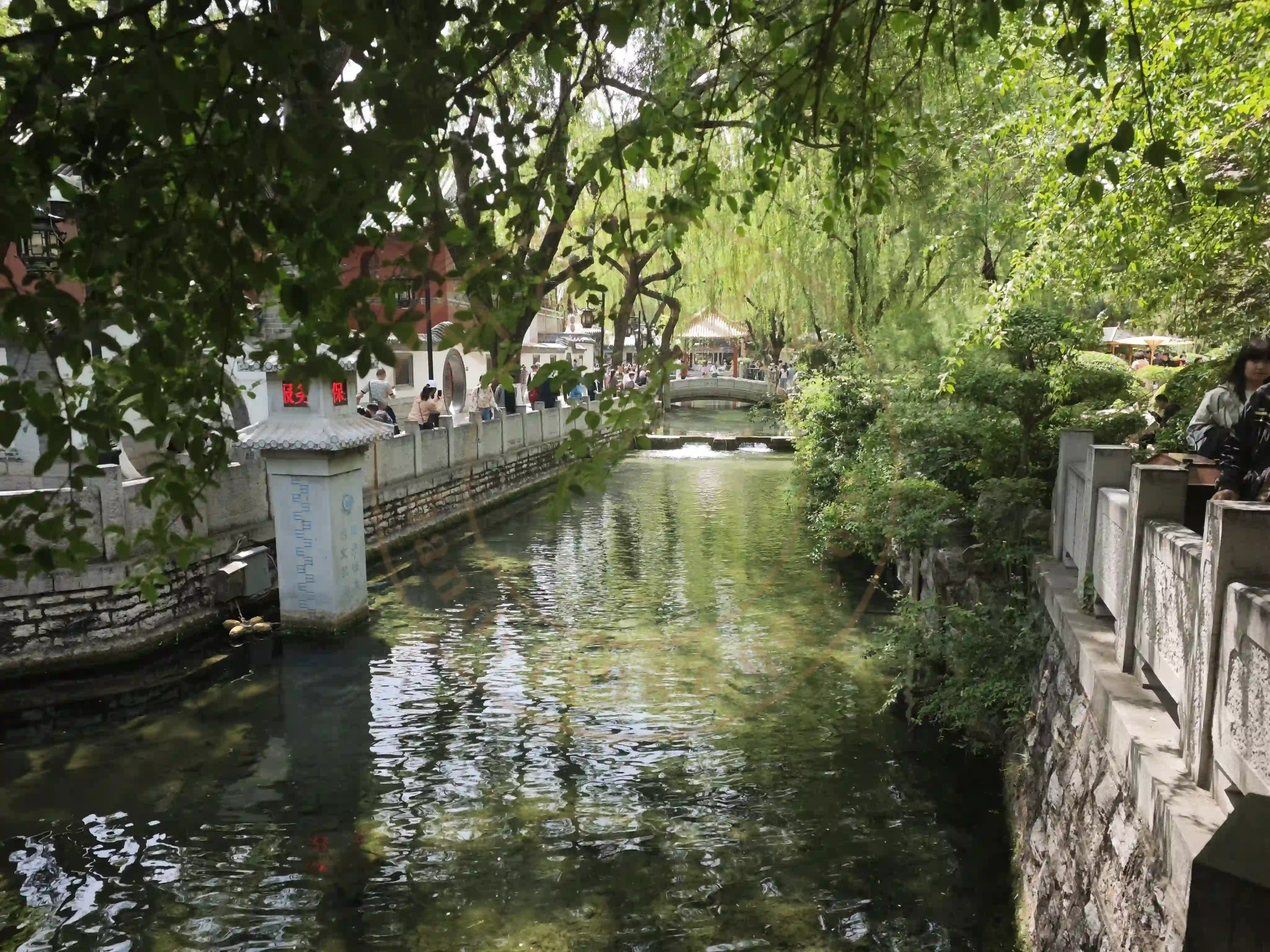 <h2 class='text-xl text-white'></h2>