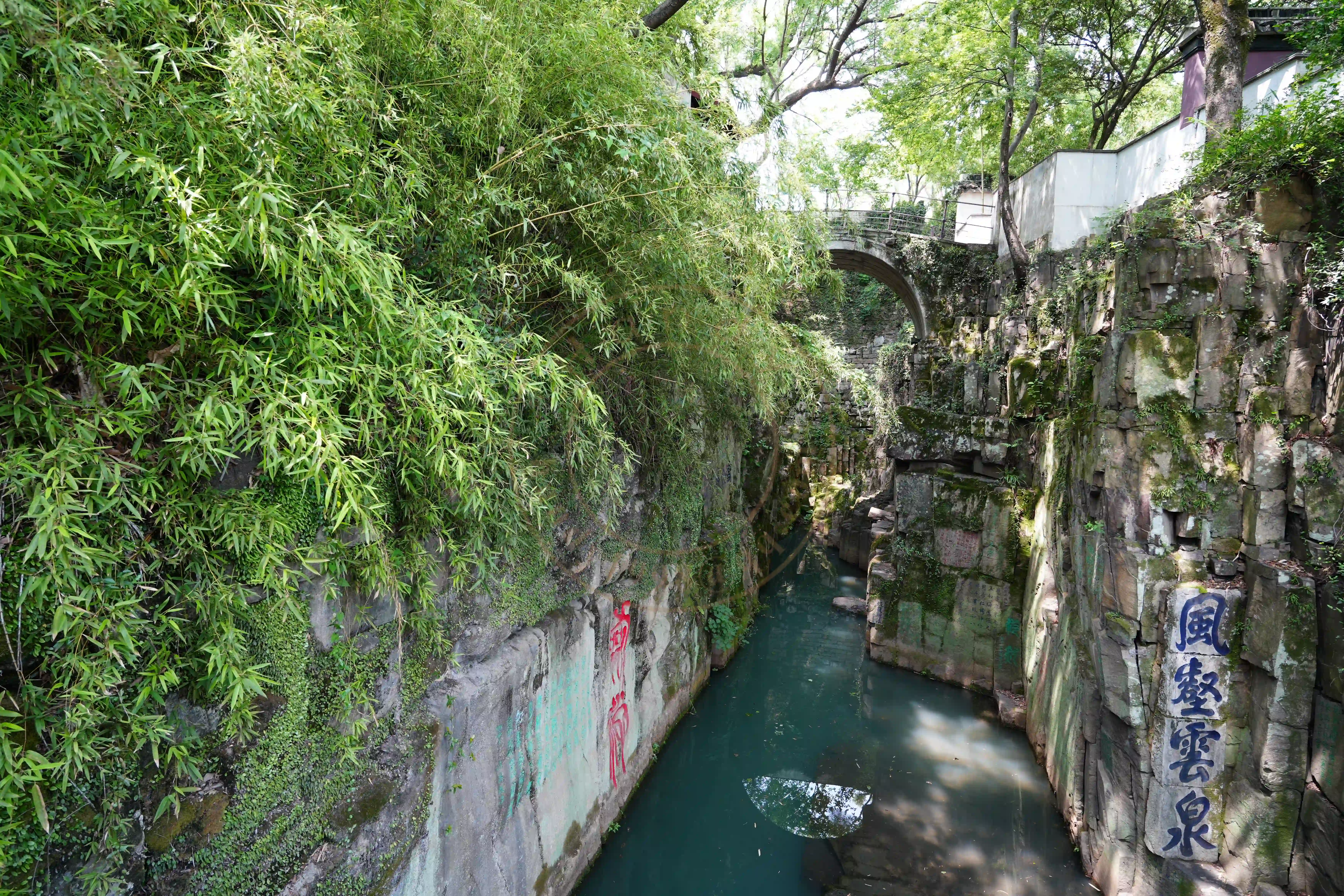 <h2 class='text-xl text-white'></h2>