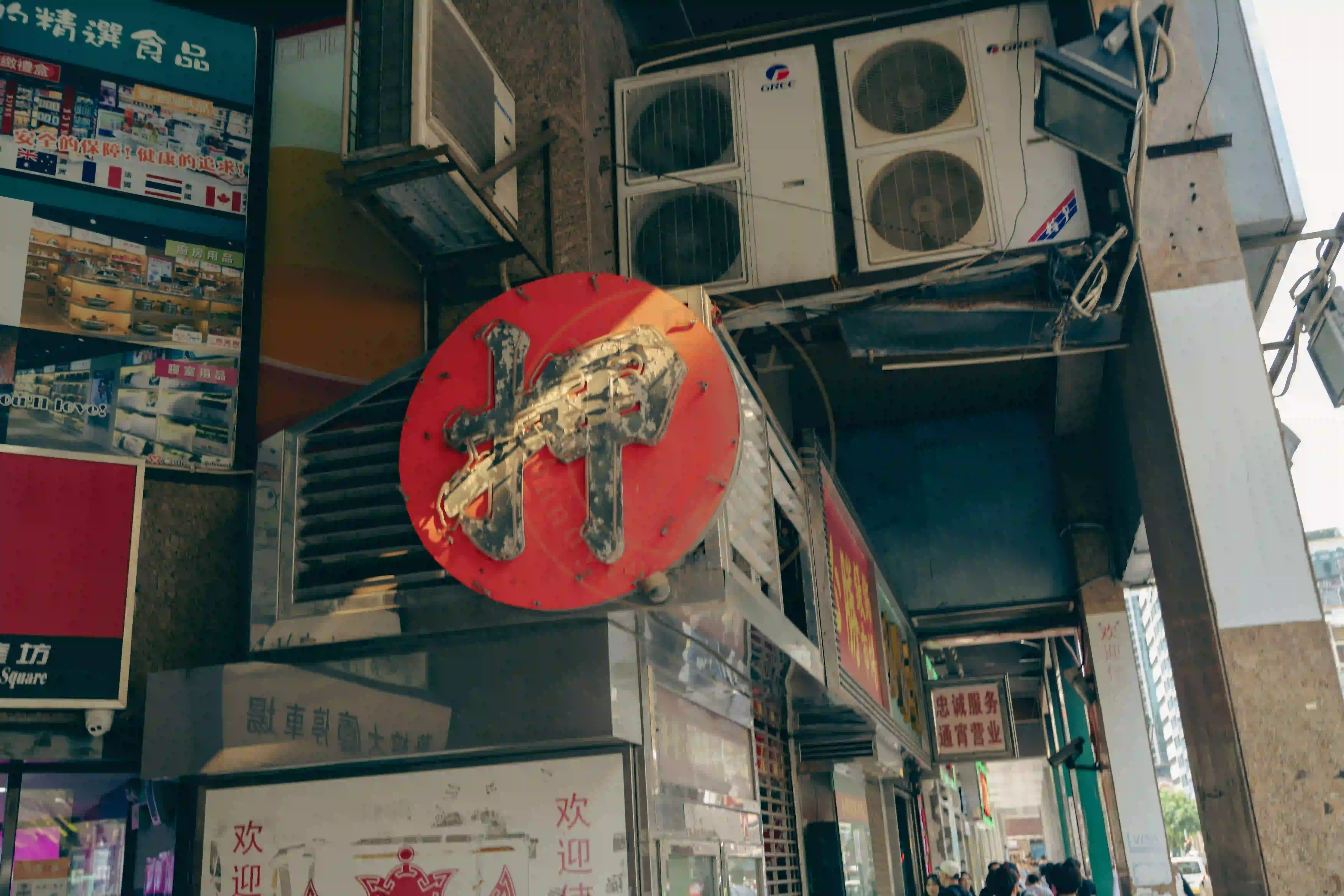 <h2 class='text-xl text-white'></h2>