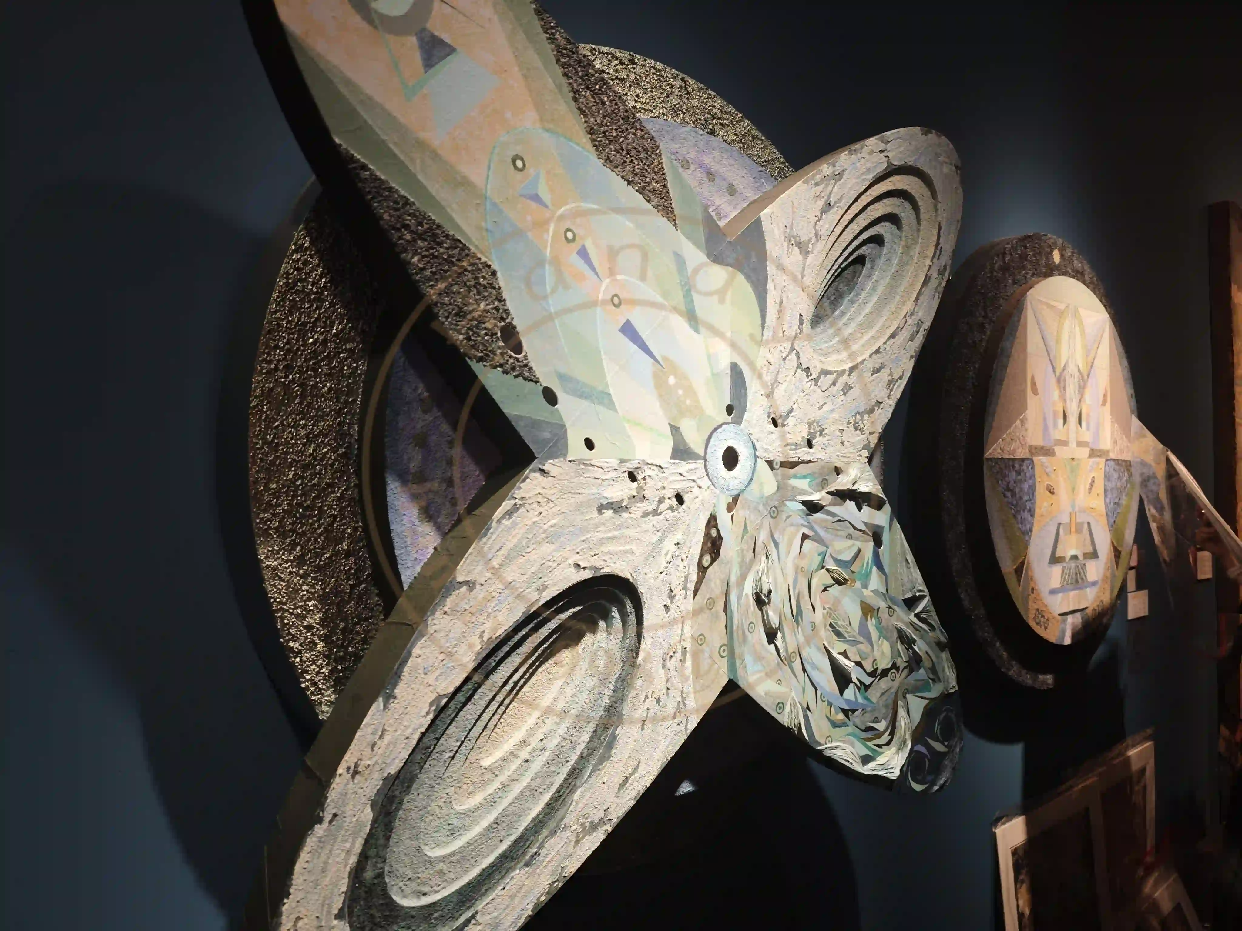 <h2 class='text-xl text-white'></h2>