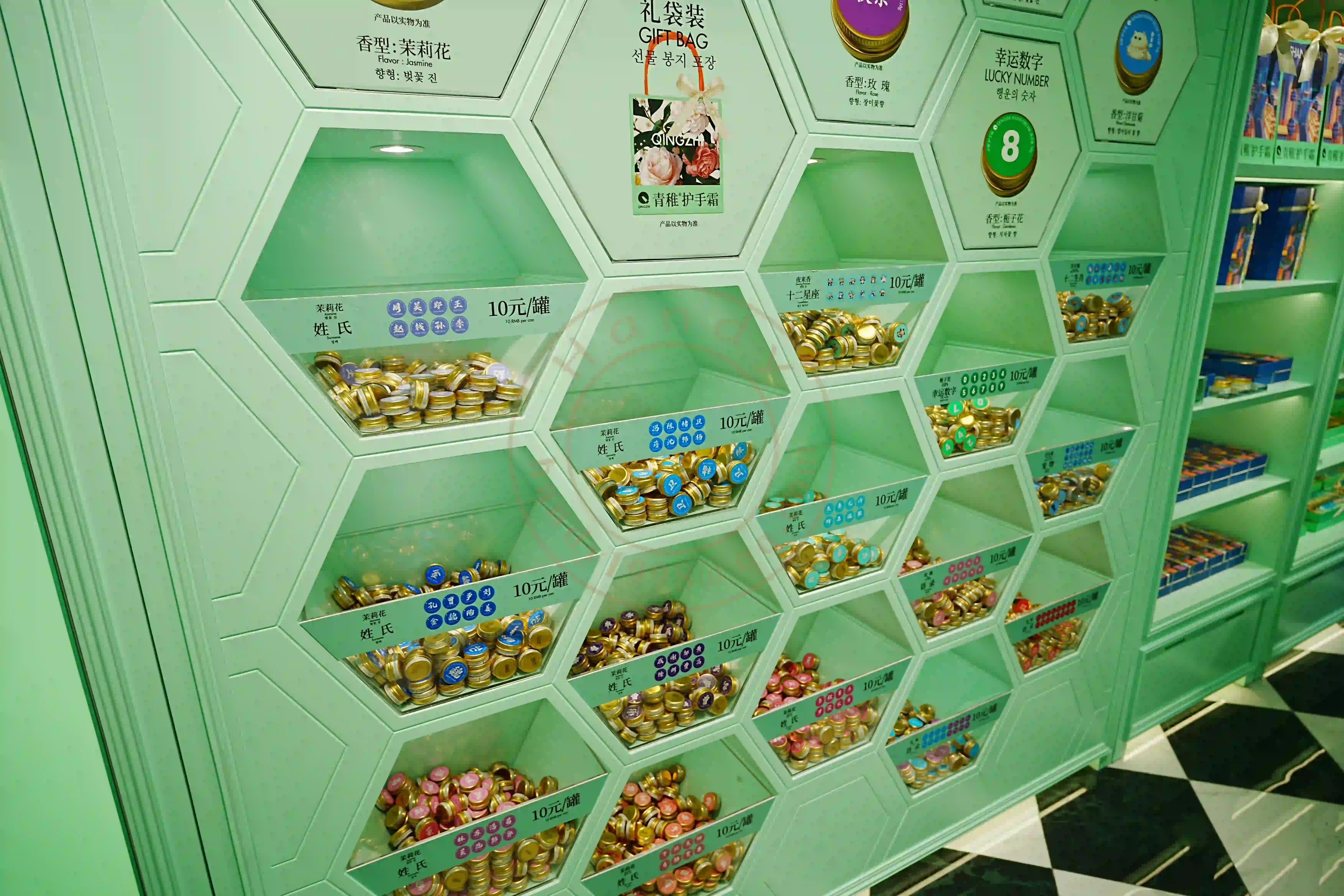 <h2 class='text-xl text-white'></h2>