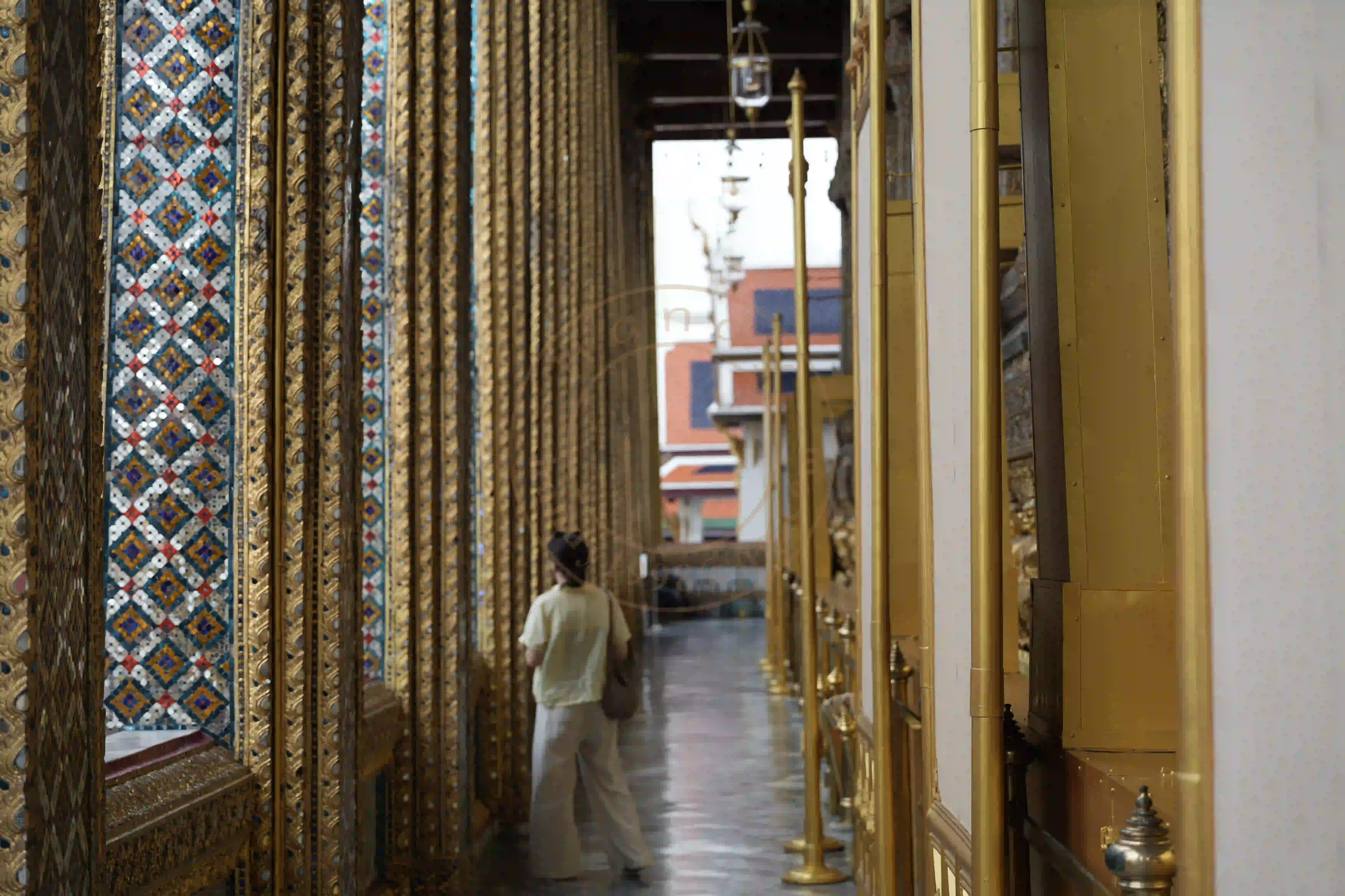 <h2 class='text-xl text-white'></h2>