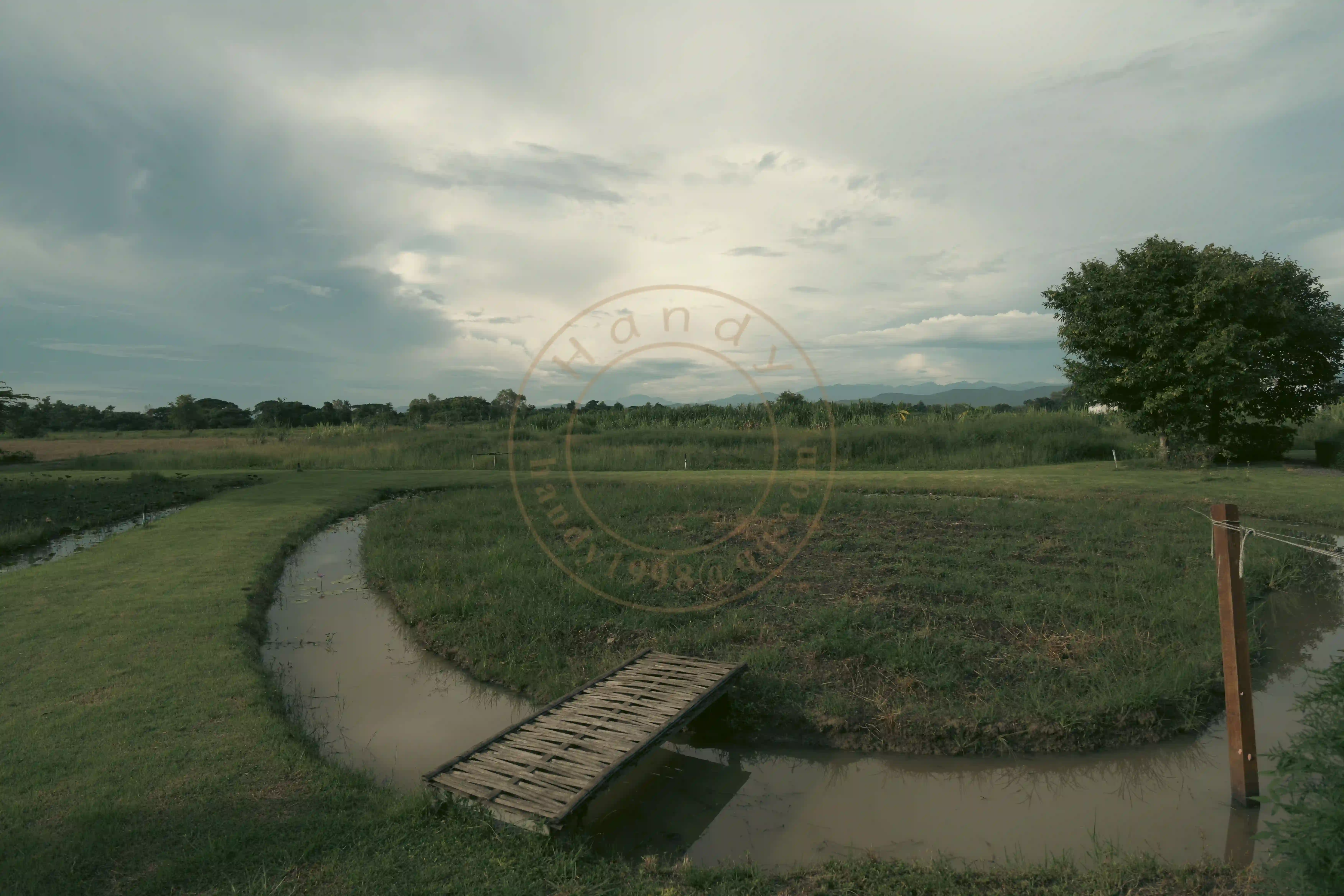 <h2 class='text-xl text-white'></h2>