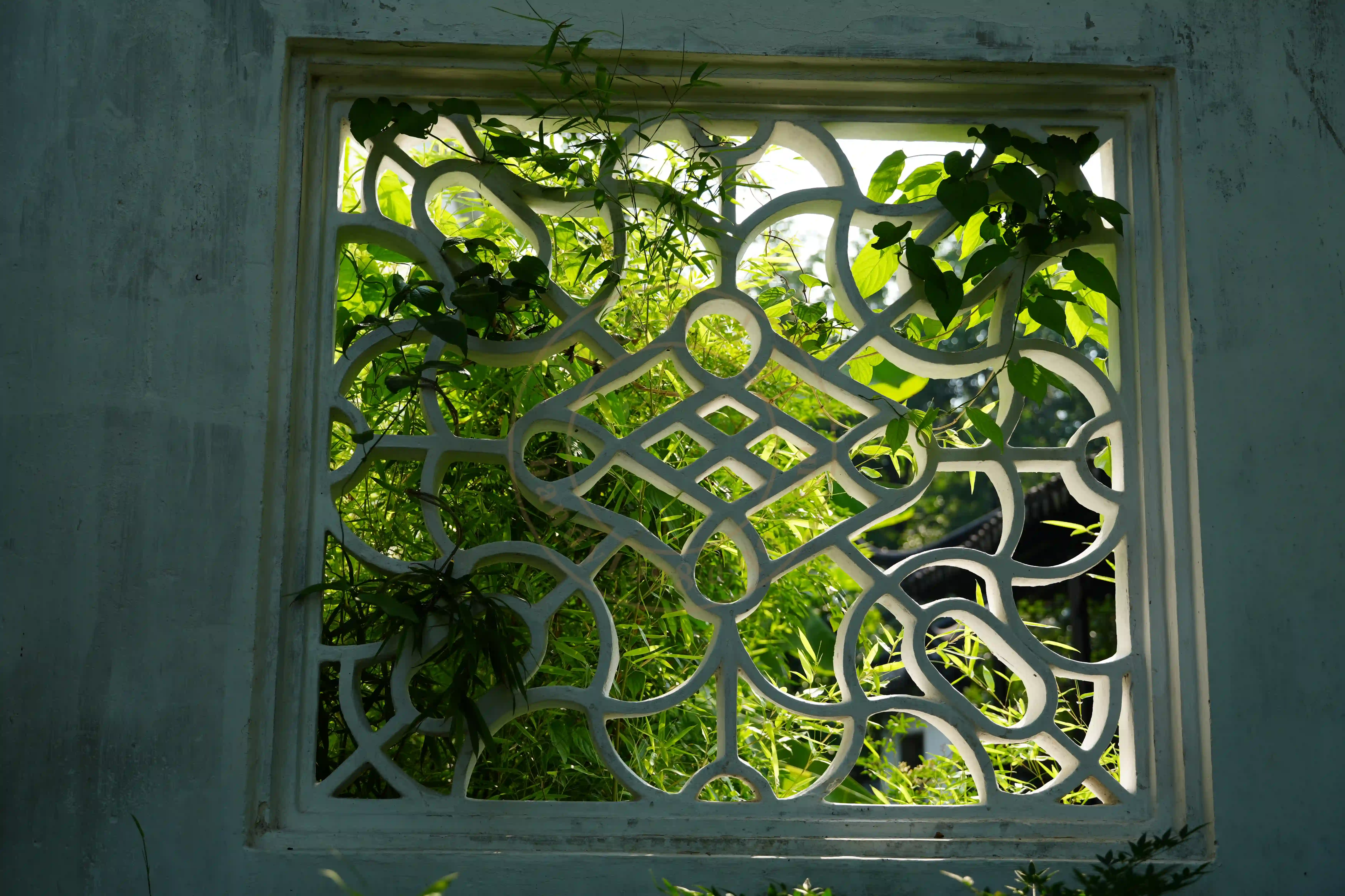 <h2 class='text-xl text-white'></h2>