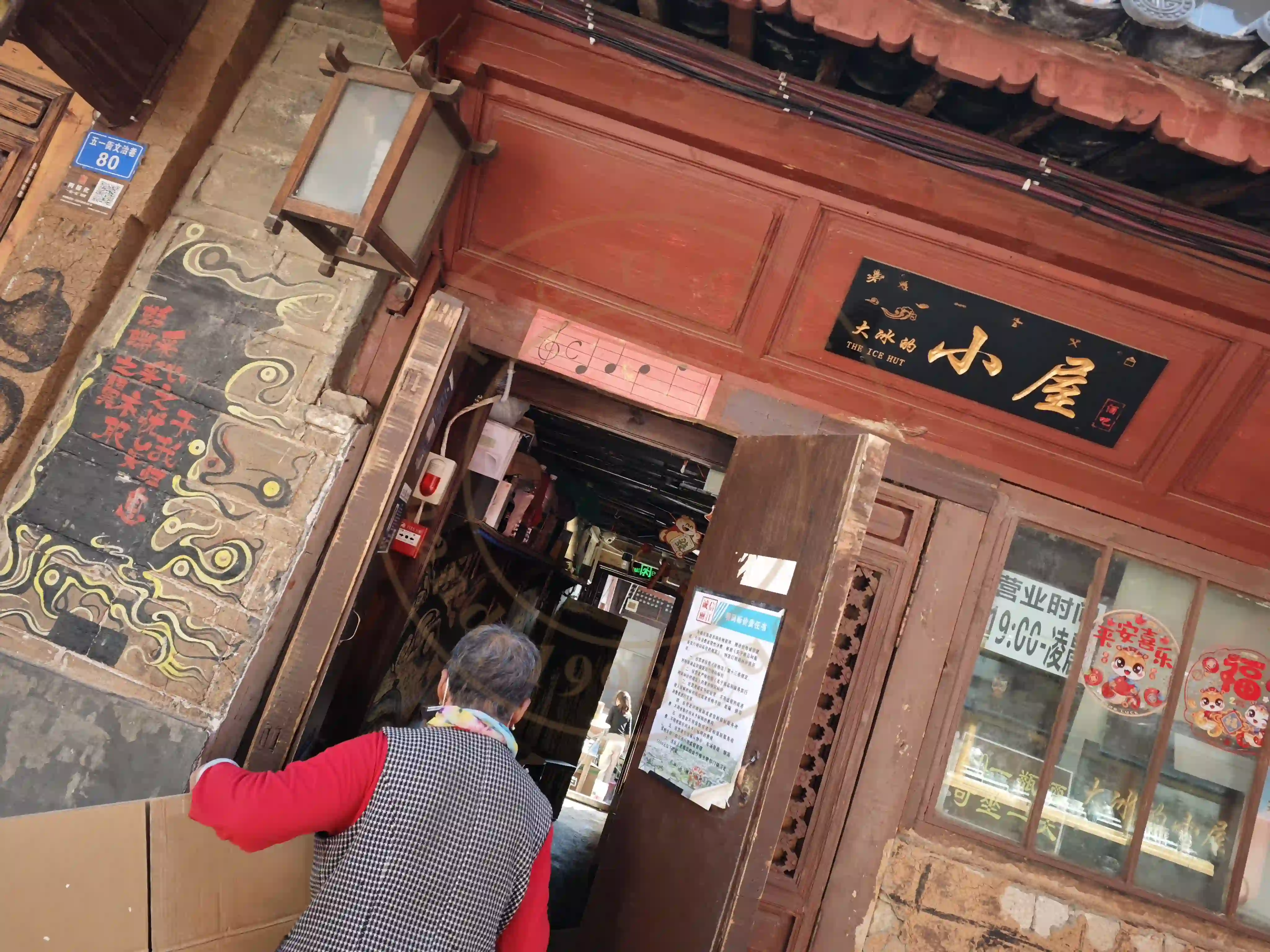 <h2 class='text-xl text-white'></h2>