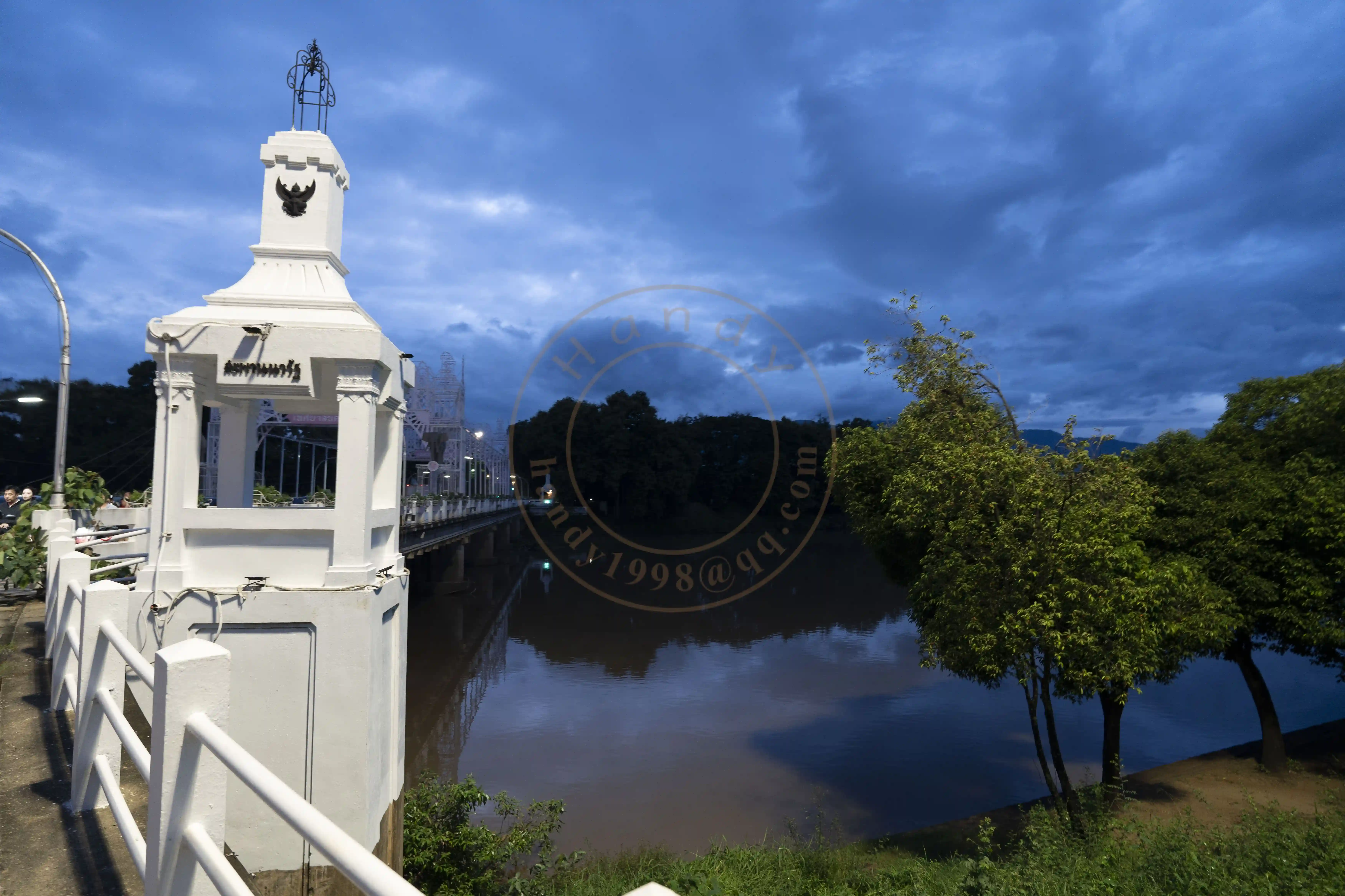 <h2 class='text-xl text-white'></h2>