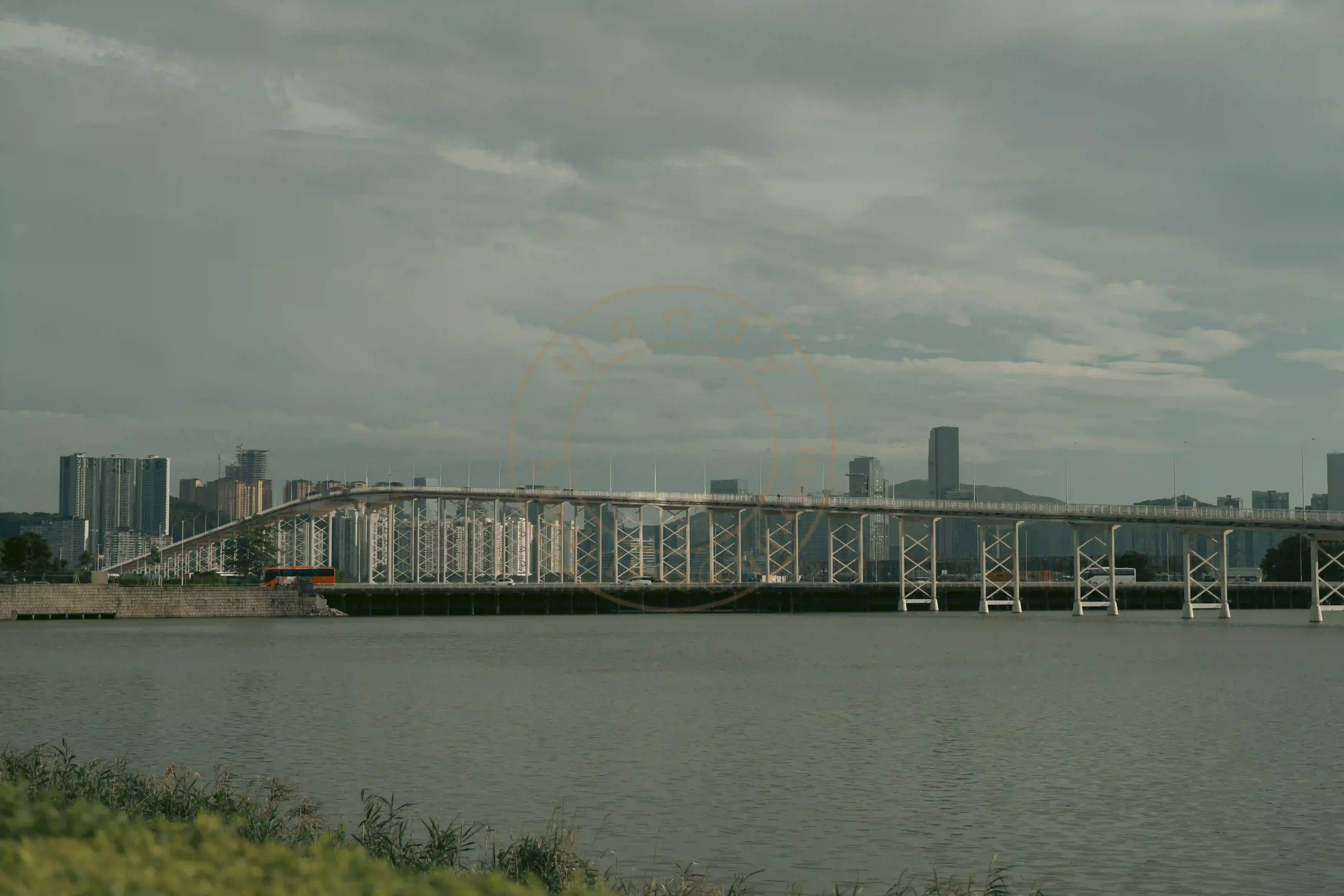 <h2 class='text-xl text-white'></h2>