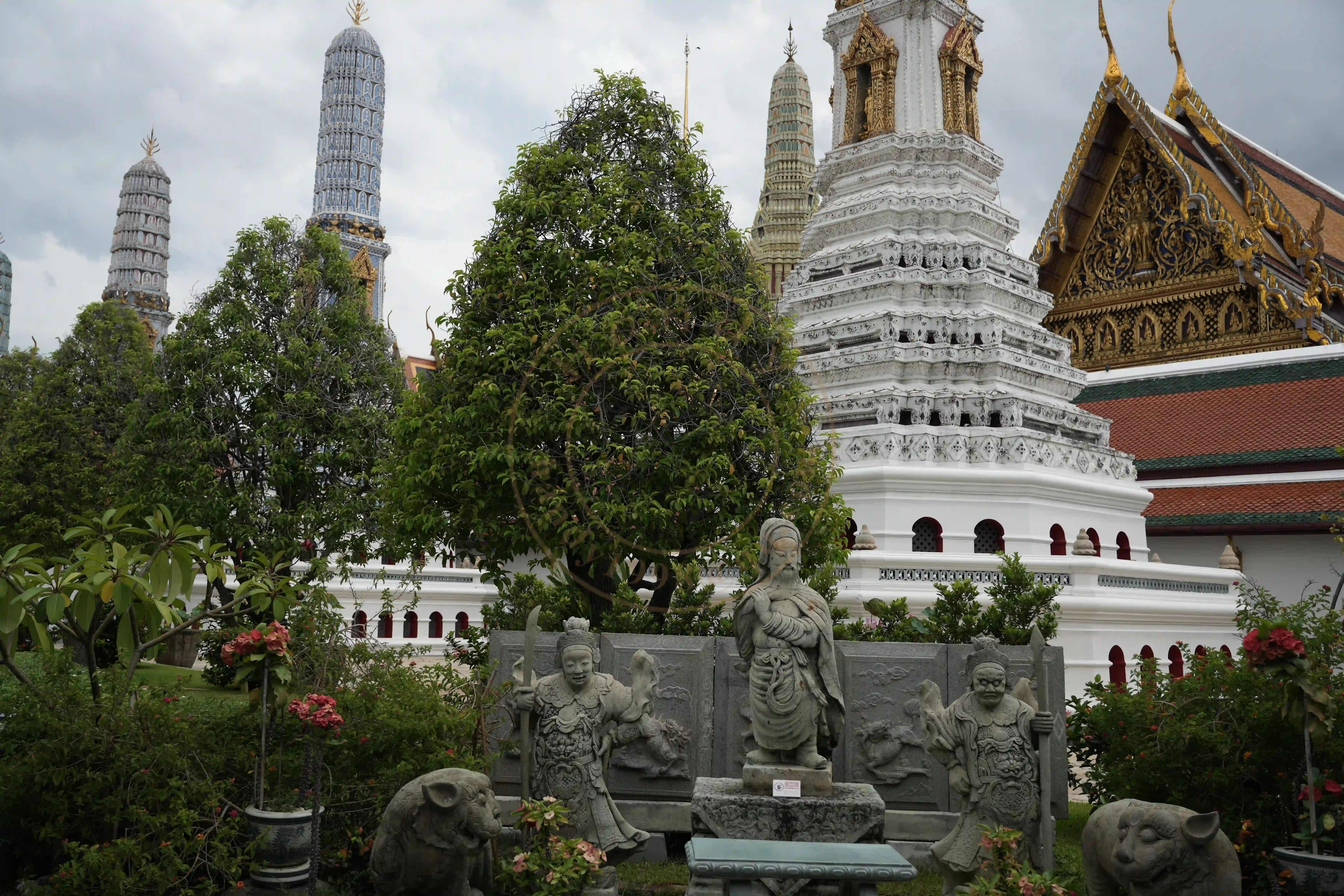 <h2 class='text-xl text-white'></h2>