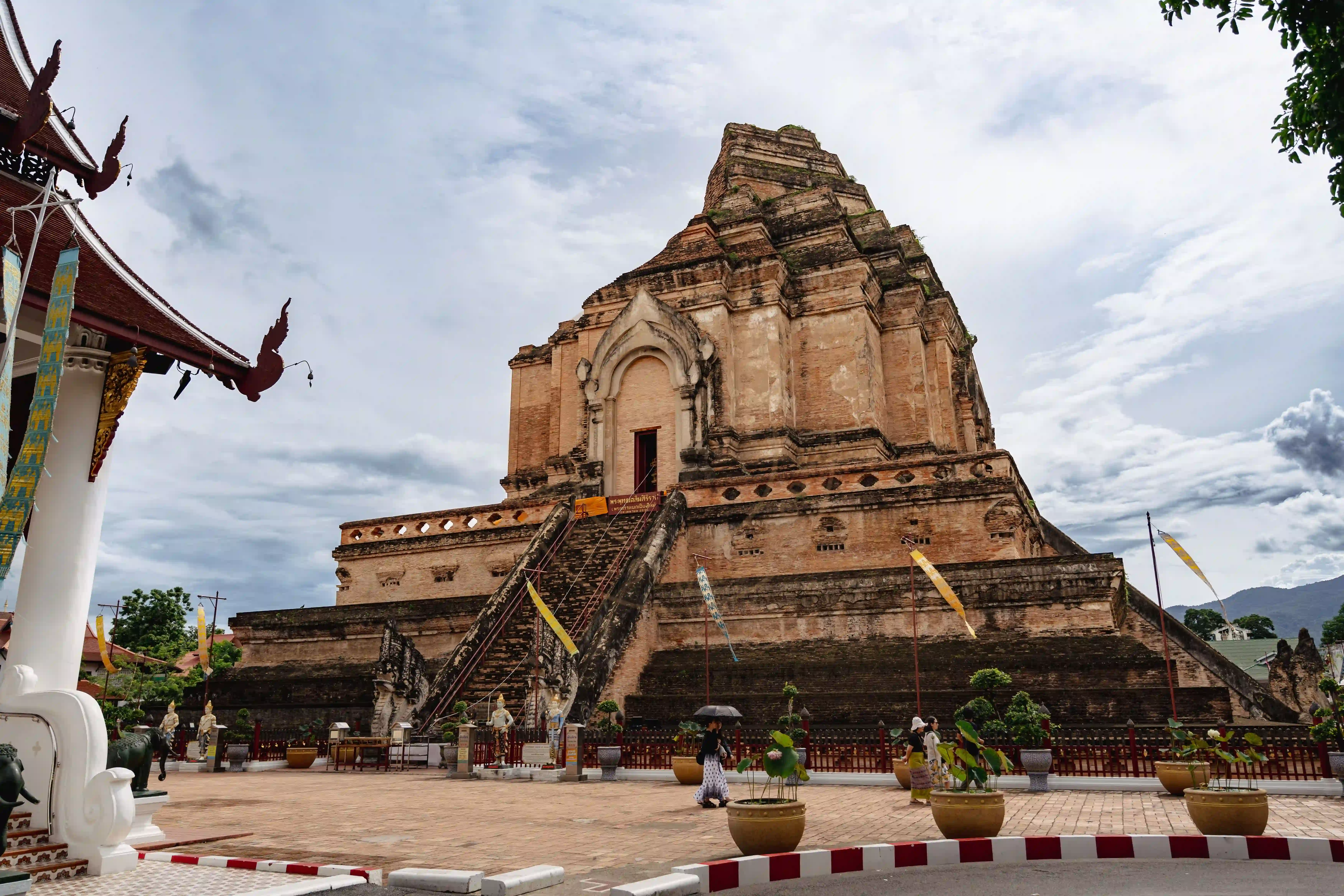 <h2 class='text-xl text-white'></h2>