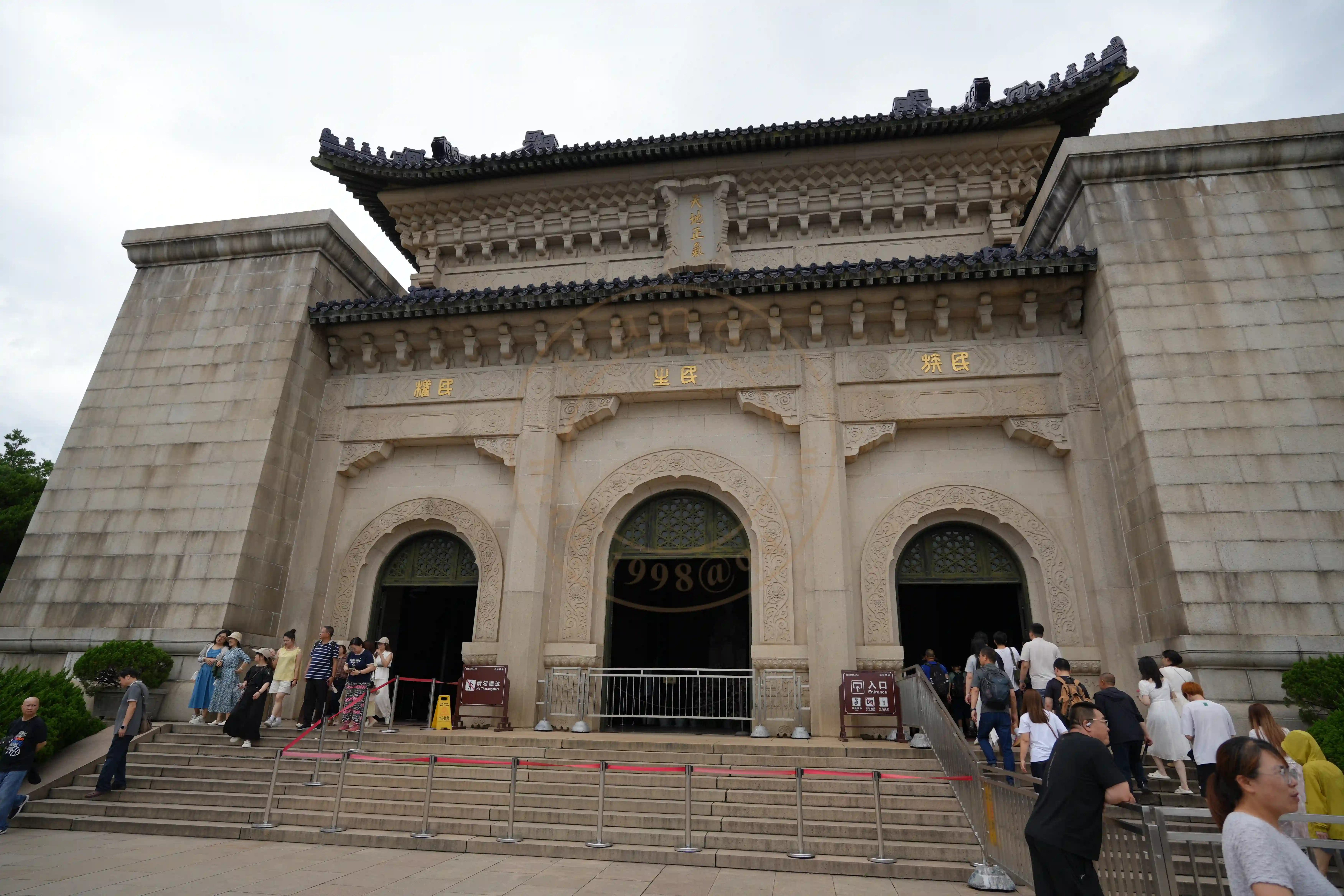 <h2 class='text-xl text-white'></h2>