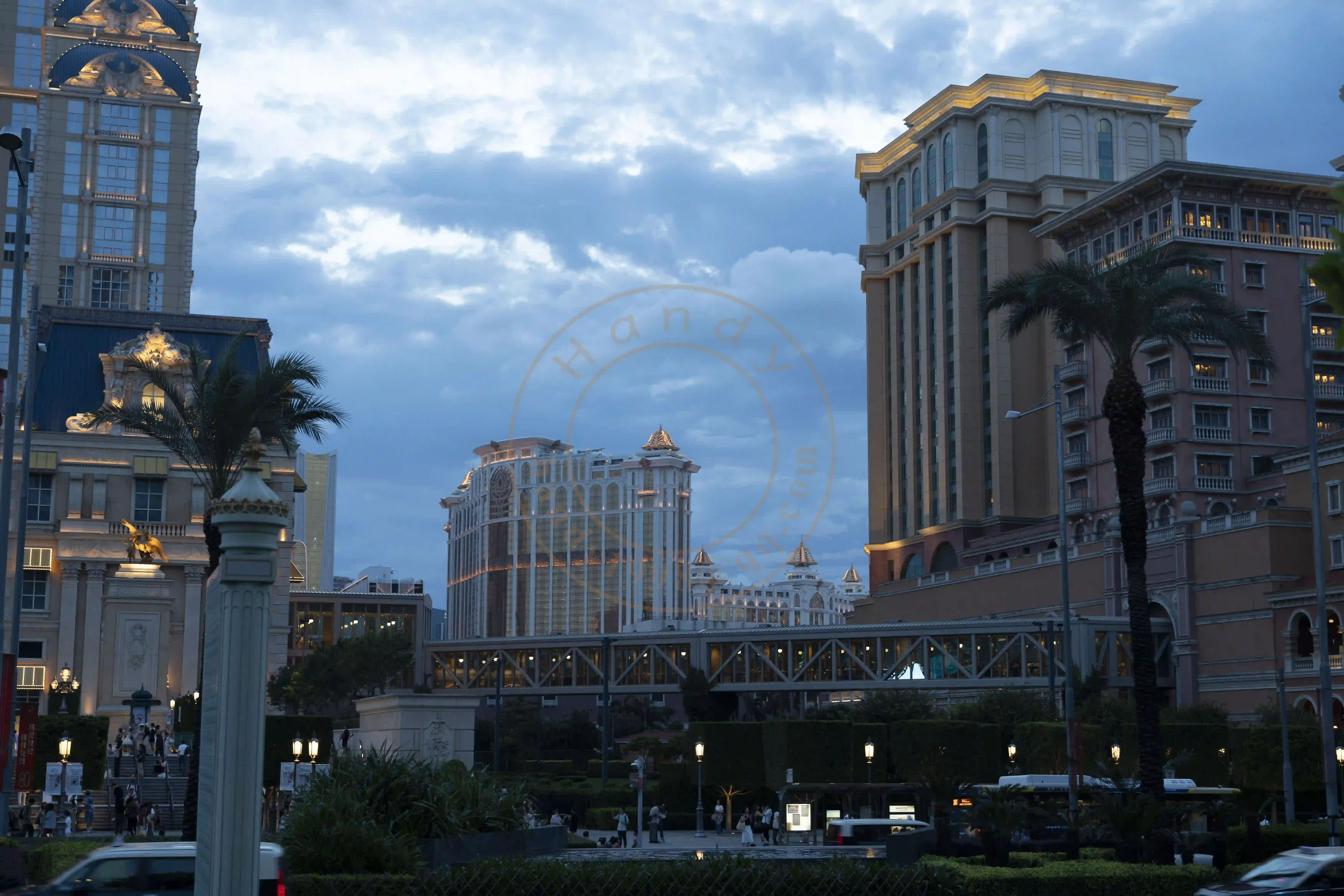 <h2 class='text-xl text-white'></h2>