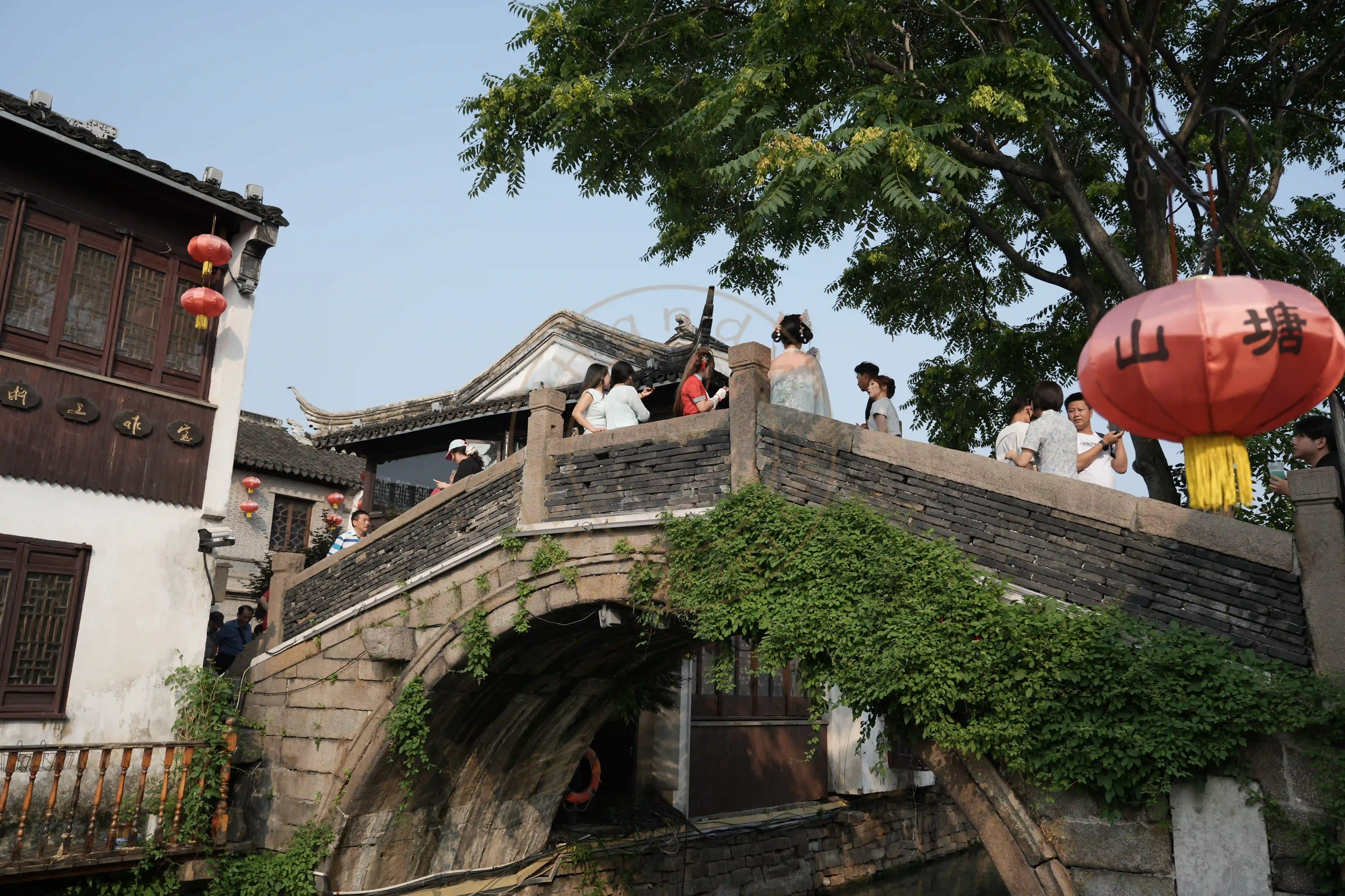 <h2 class='text-xl text-white'></h2>