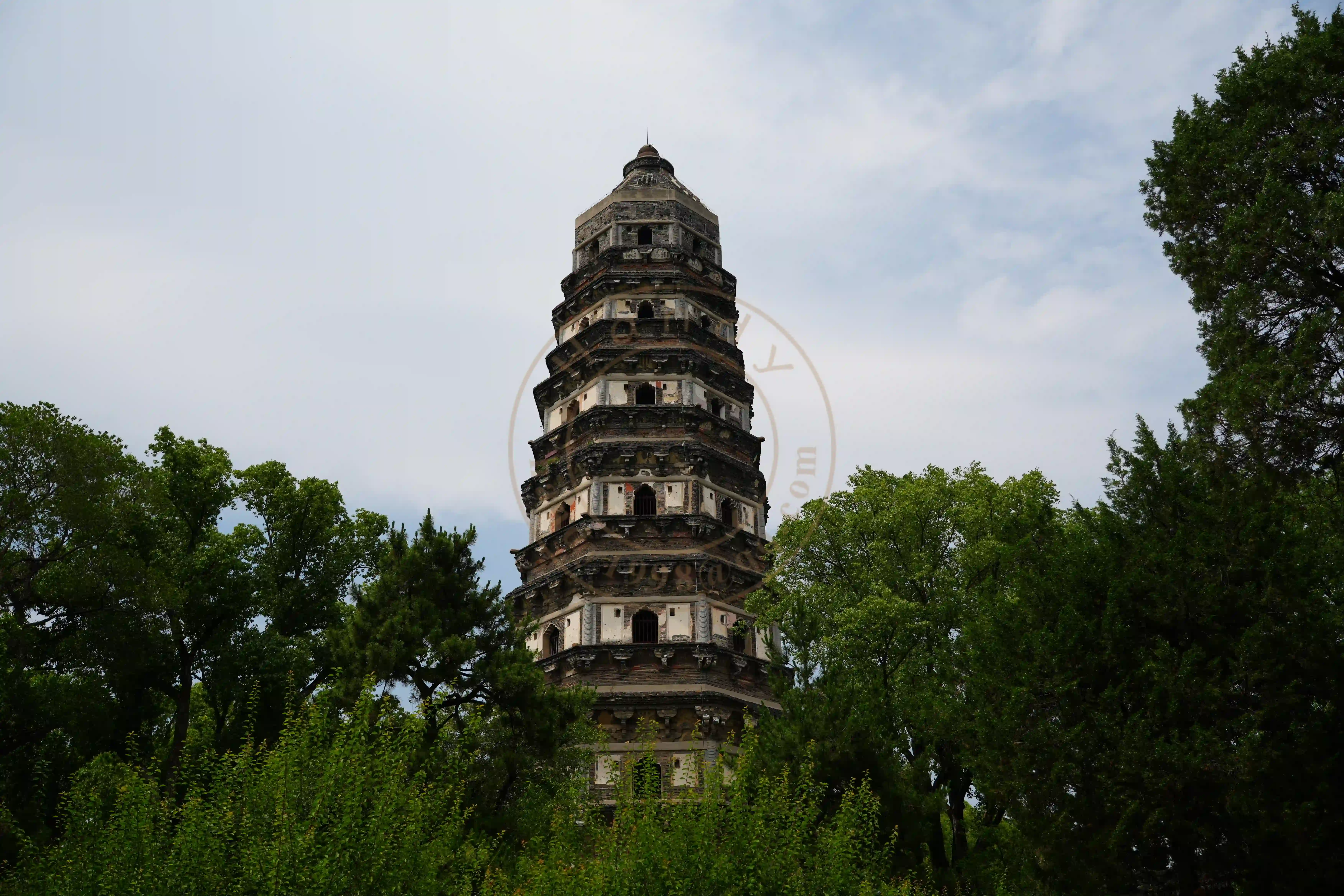 <h2 class='text-xl text-white'></h2>