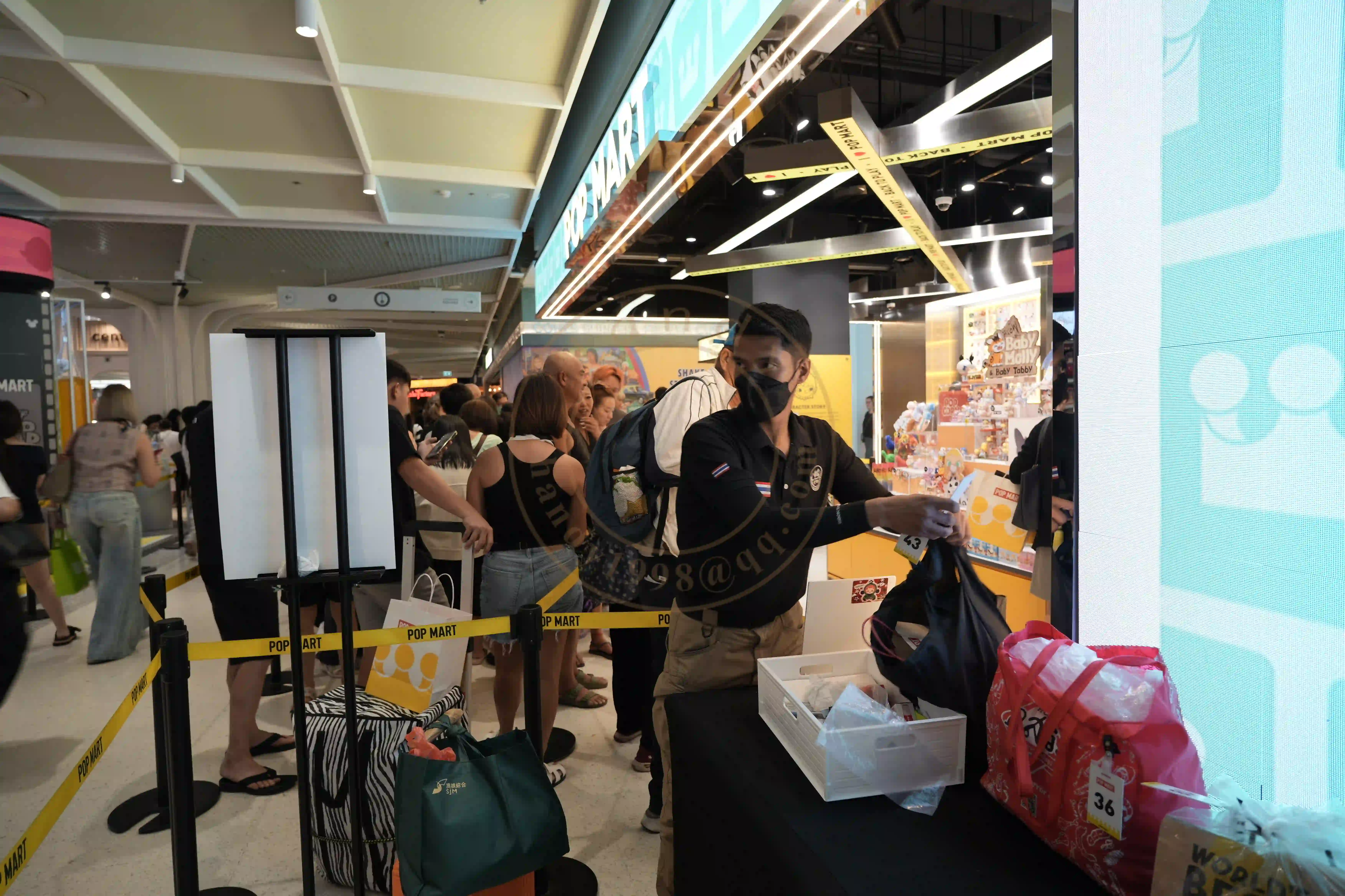 <h2 class='text-xl text-white'></h2>