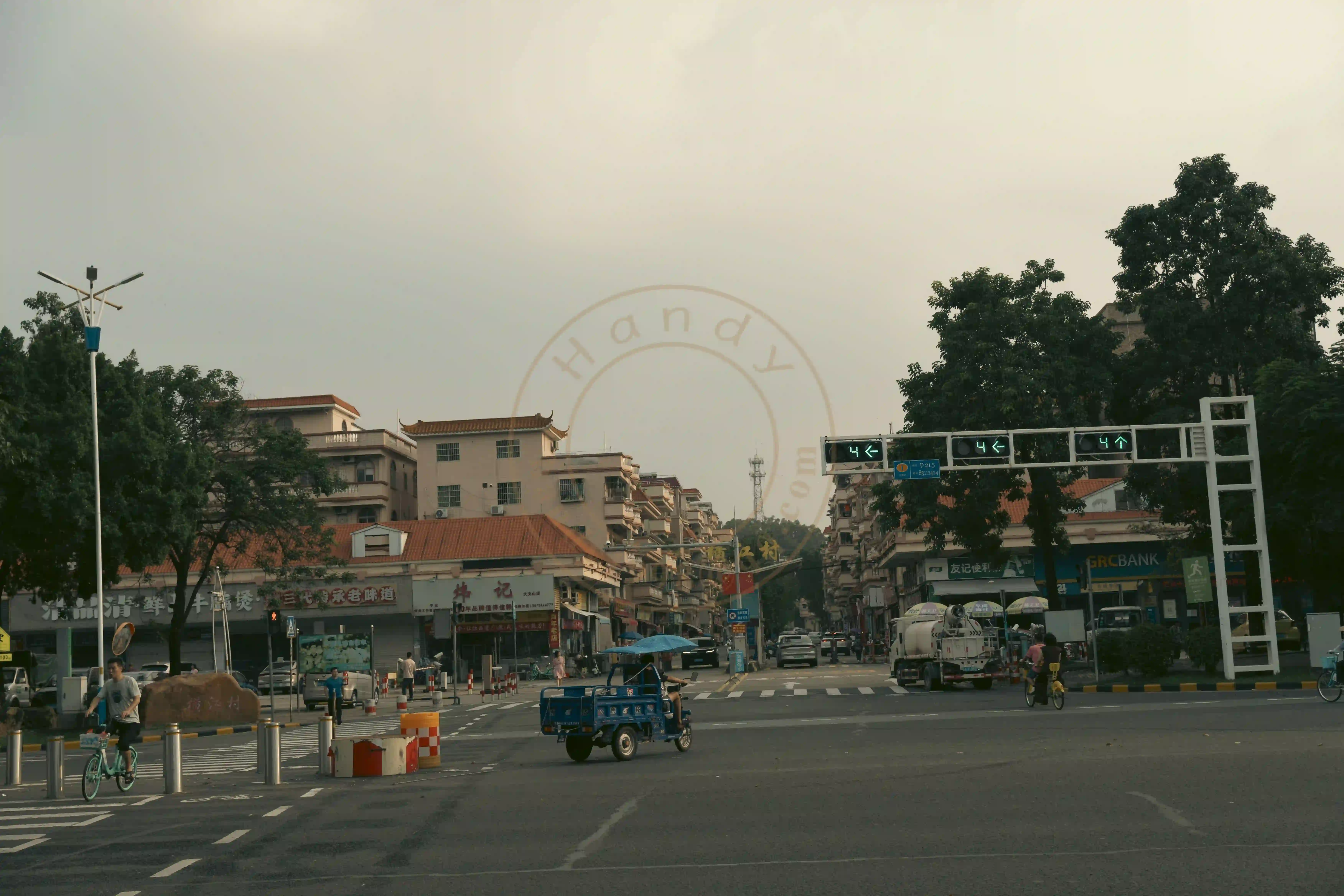 <h2 class='text-xl text-white'></h2>