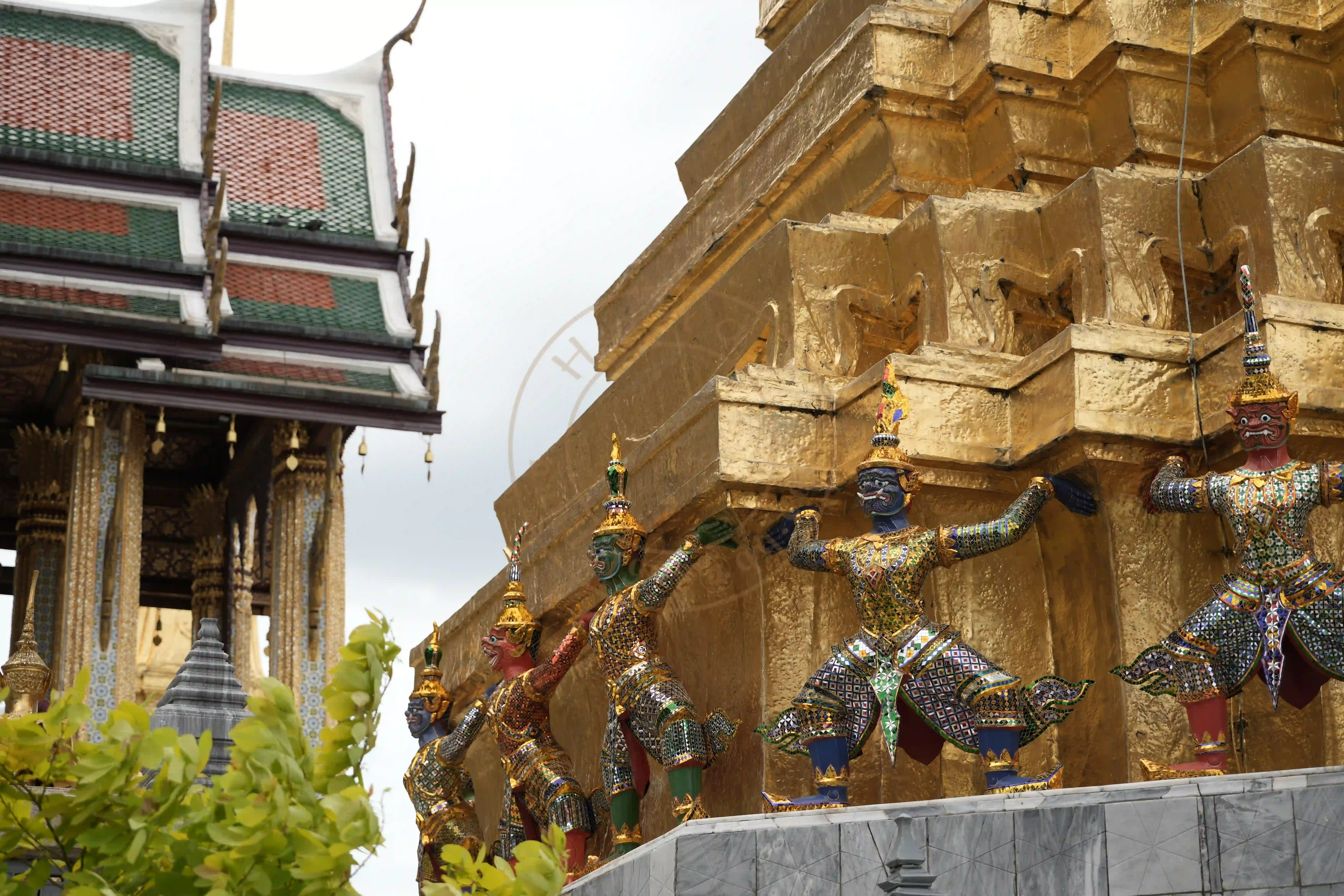 <h2 class='text-xl text-white'></h2>