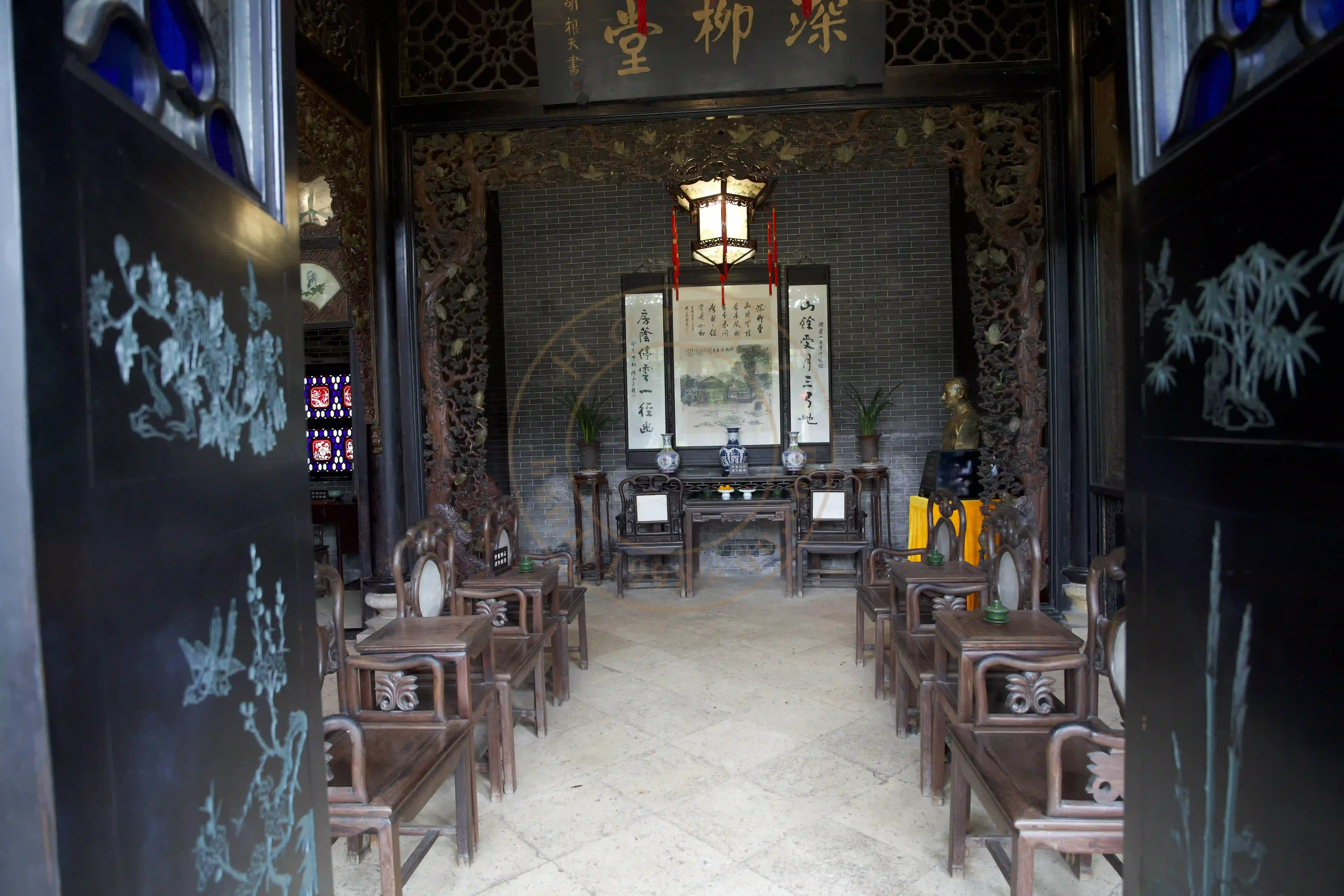 <h2 class='text-xl text-white'></h2>