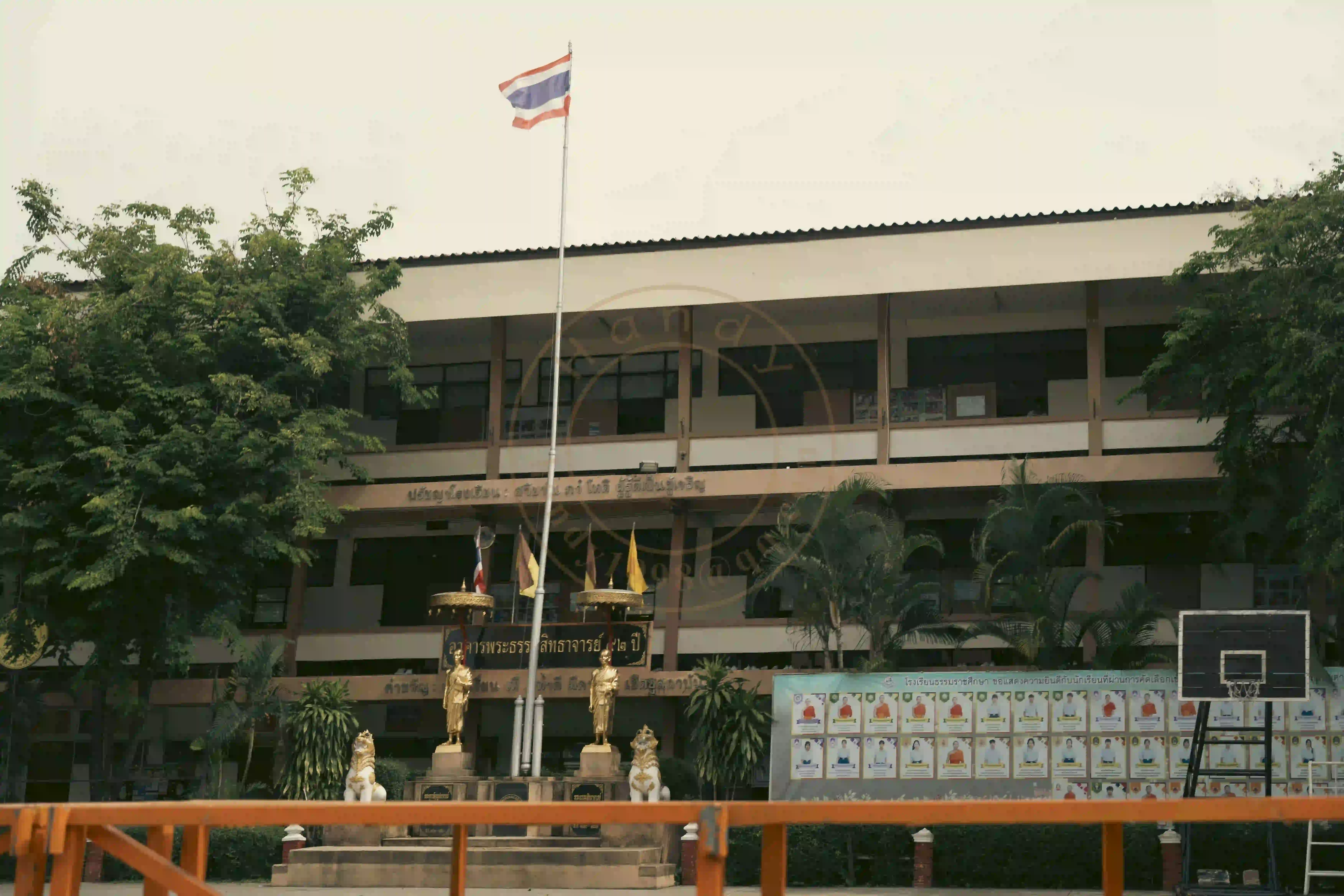 <h2 class='text-xl text-white'></h2>