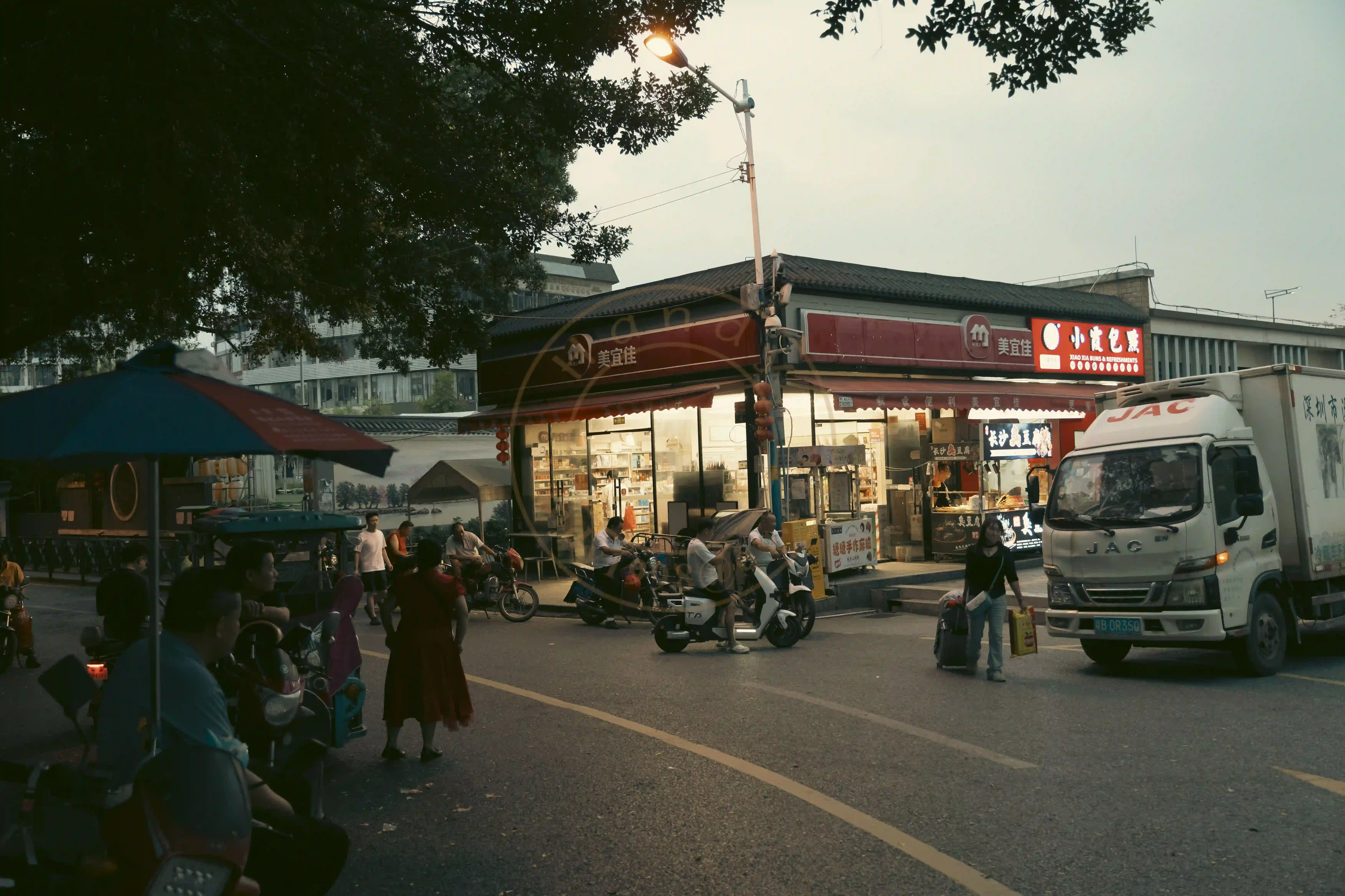 <h2 class='text-xl text-white'></h2>