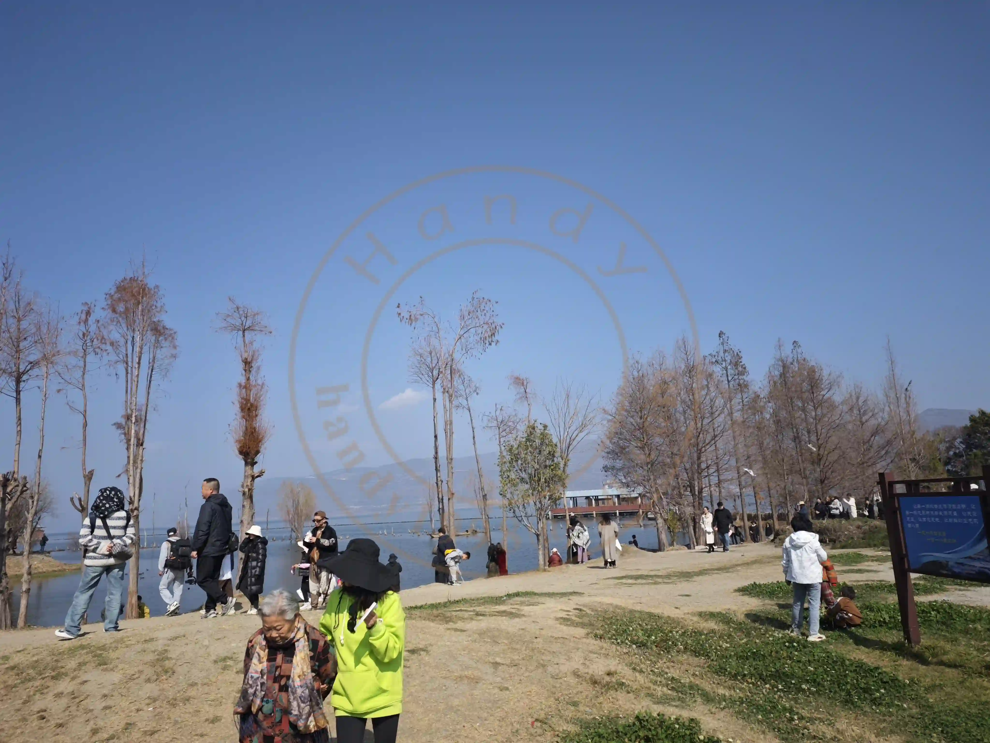 <h2 class='text-xl text-white'></h2>