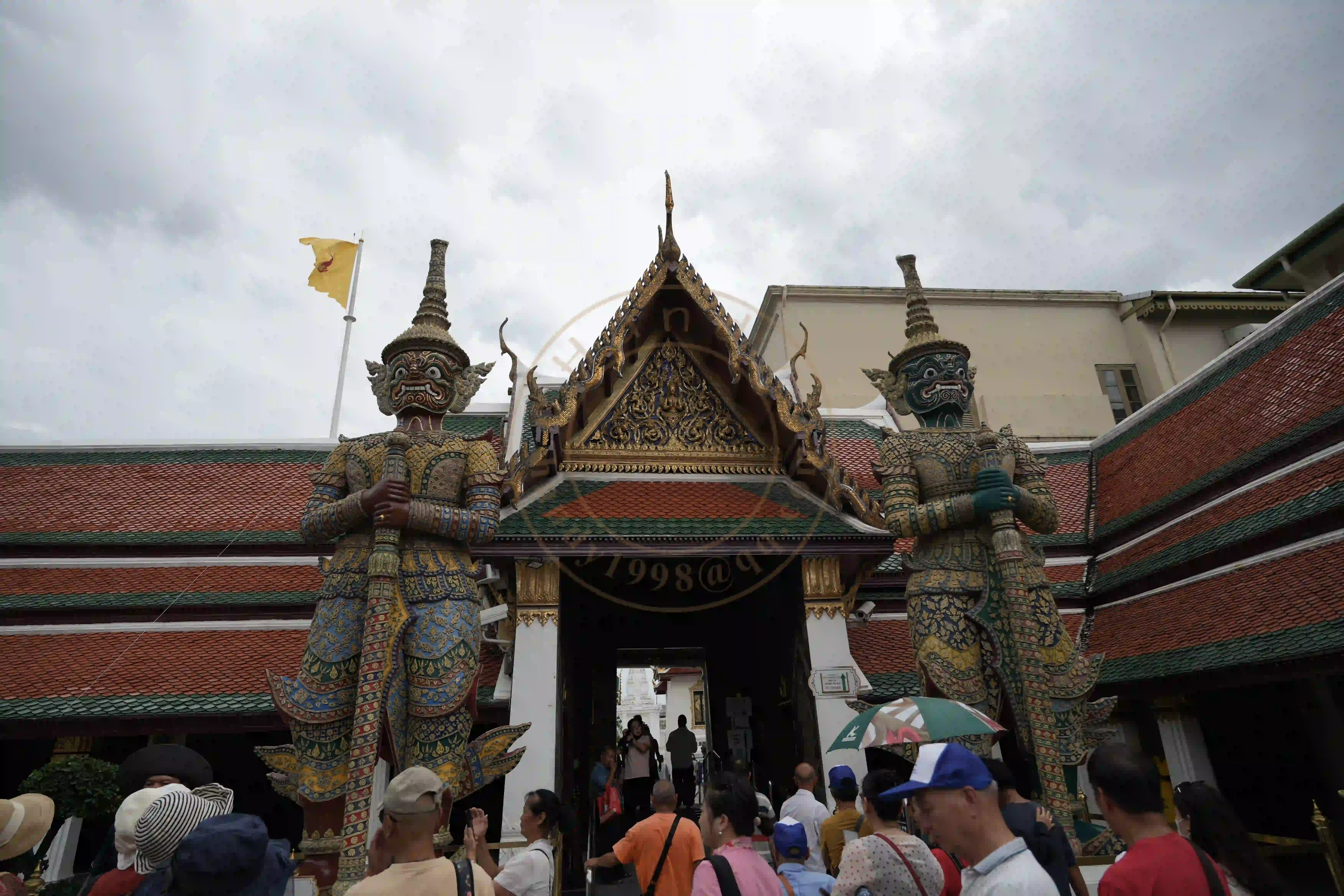 <h2 class='text-xl text-white'></h2>