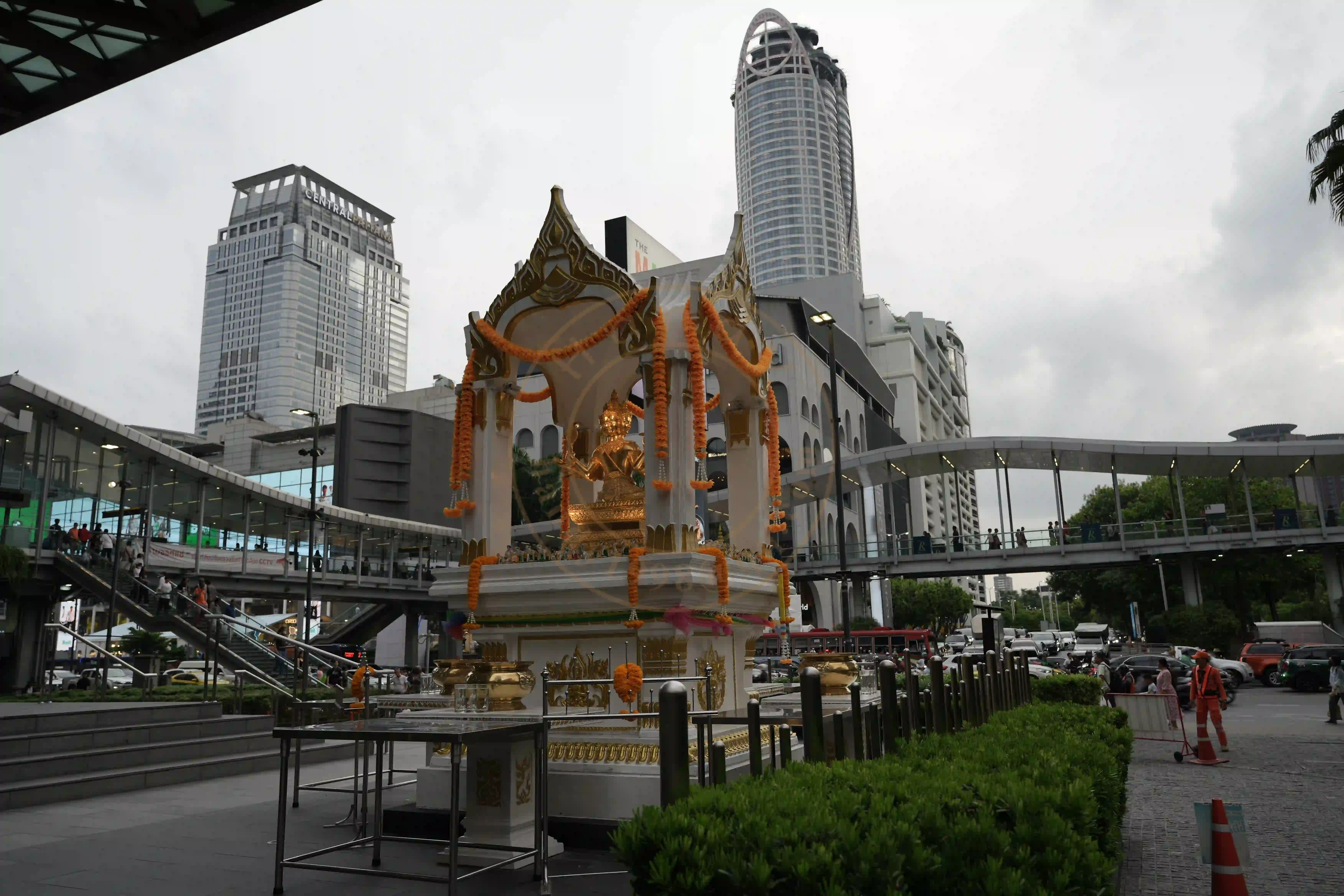 <h2 class='text-xl text-white'></h2>