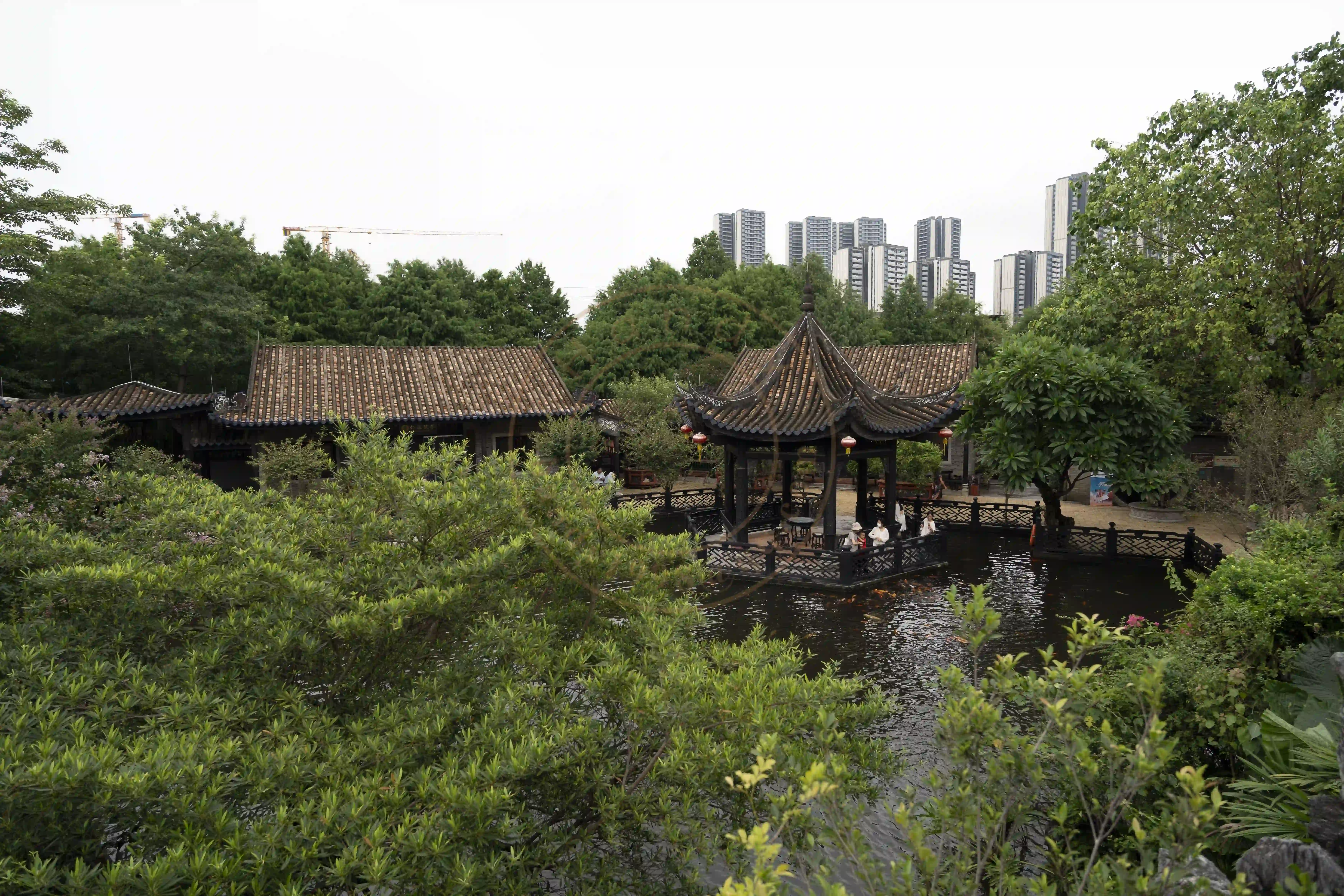 <h2 class='text-xl text-white'></h2>