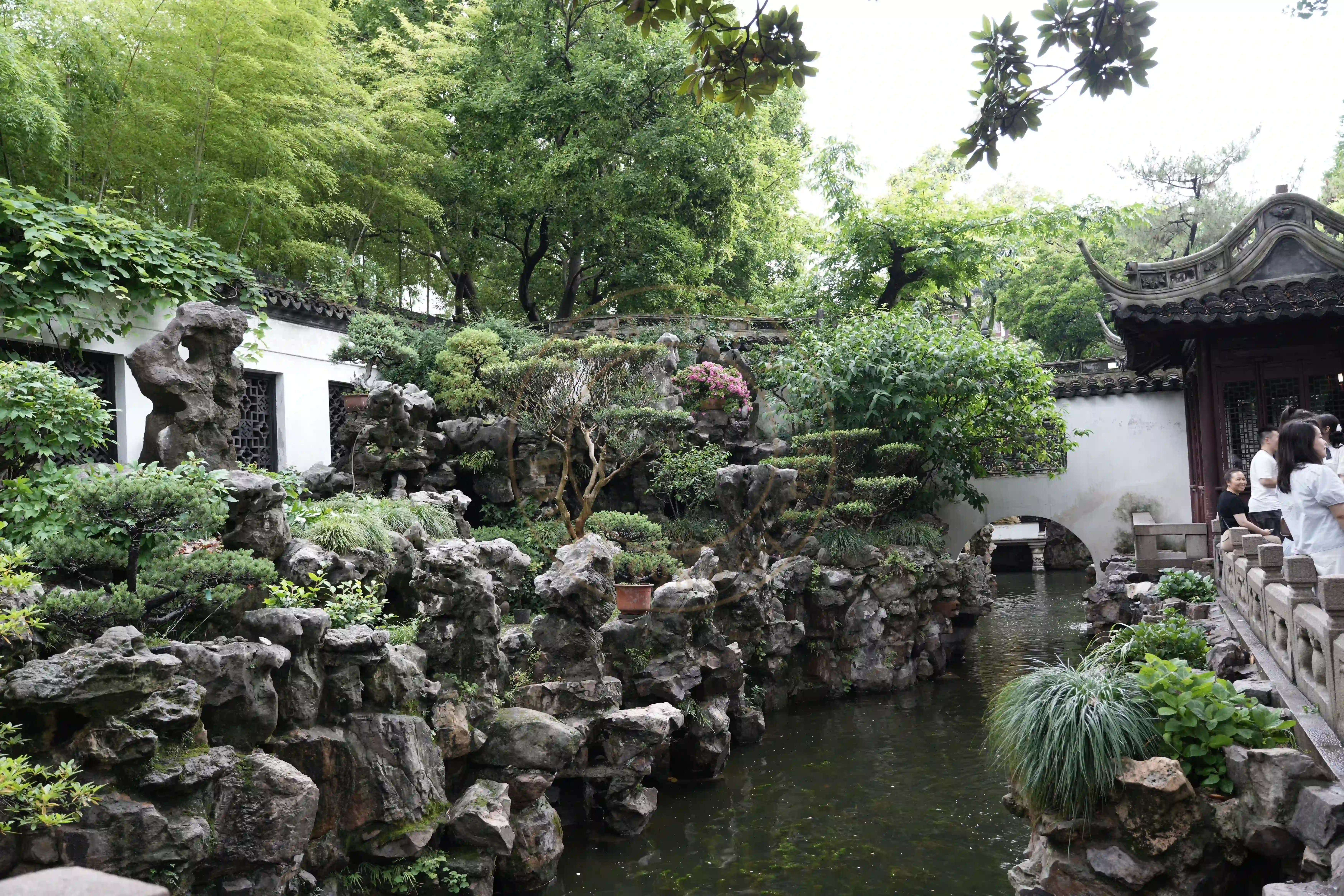 <h2 class='text-xl text-white'></h2>