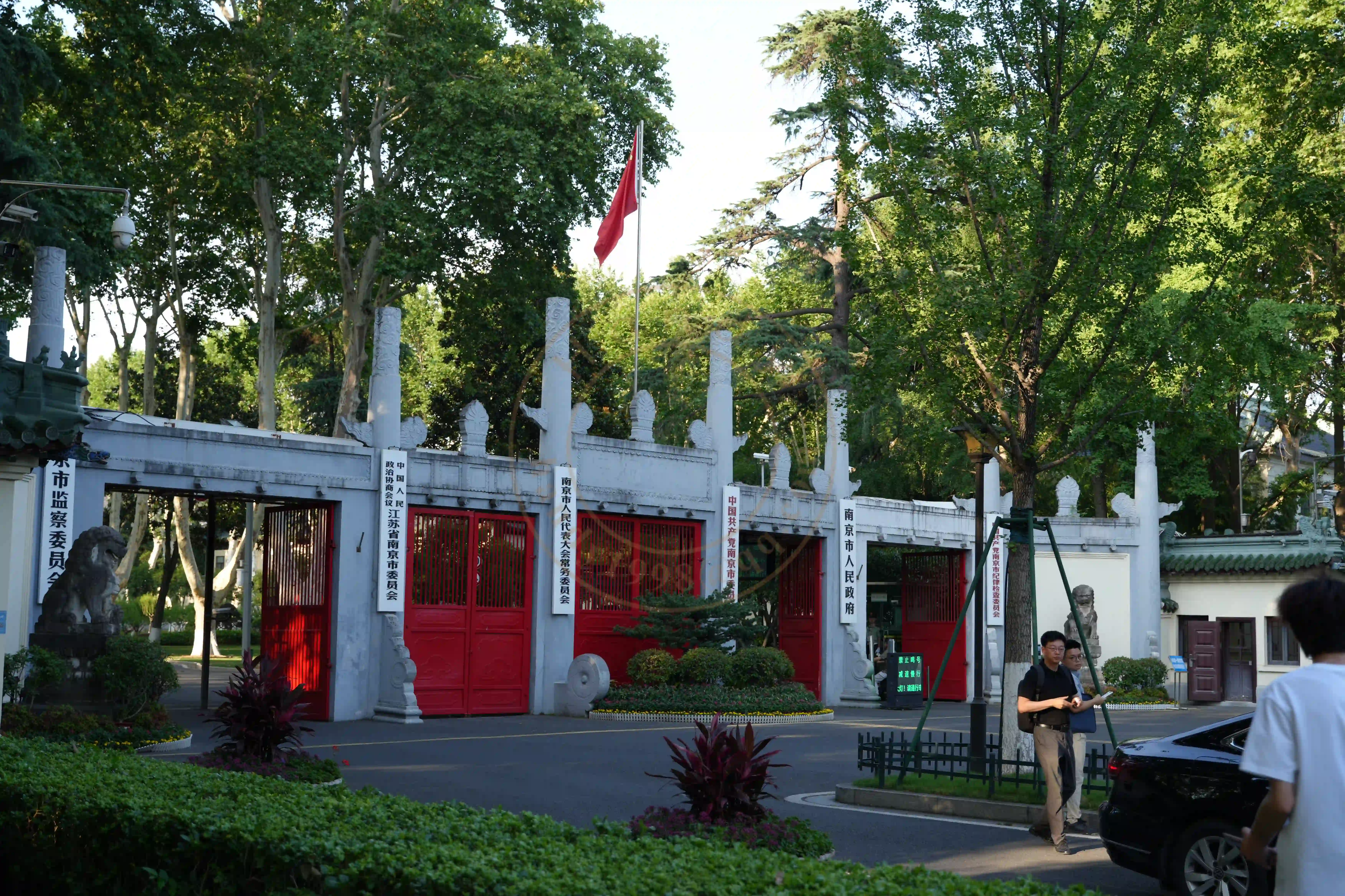 <h2 class='text-xl text-white'></h2>