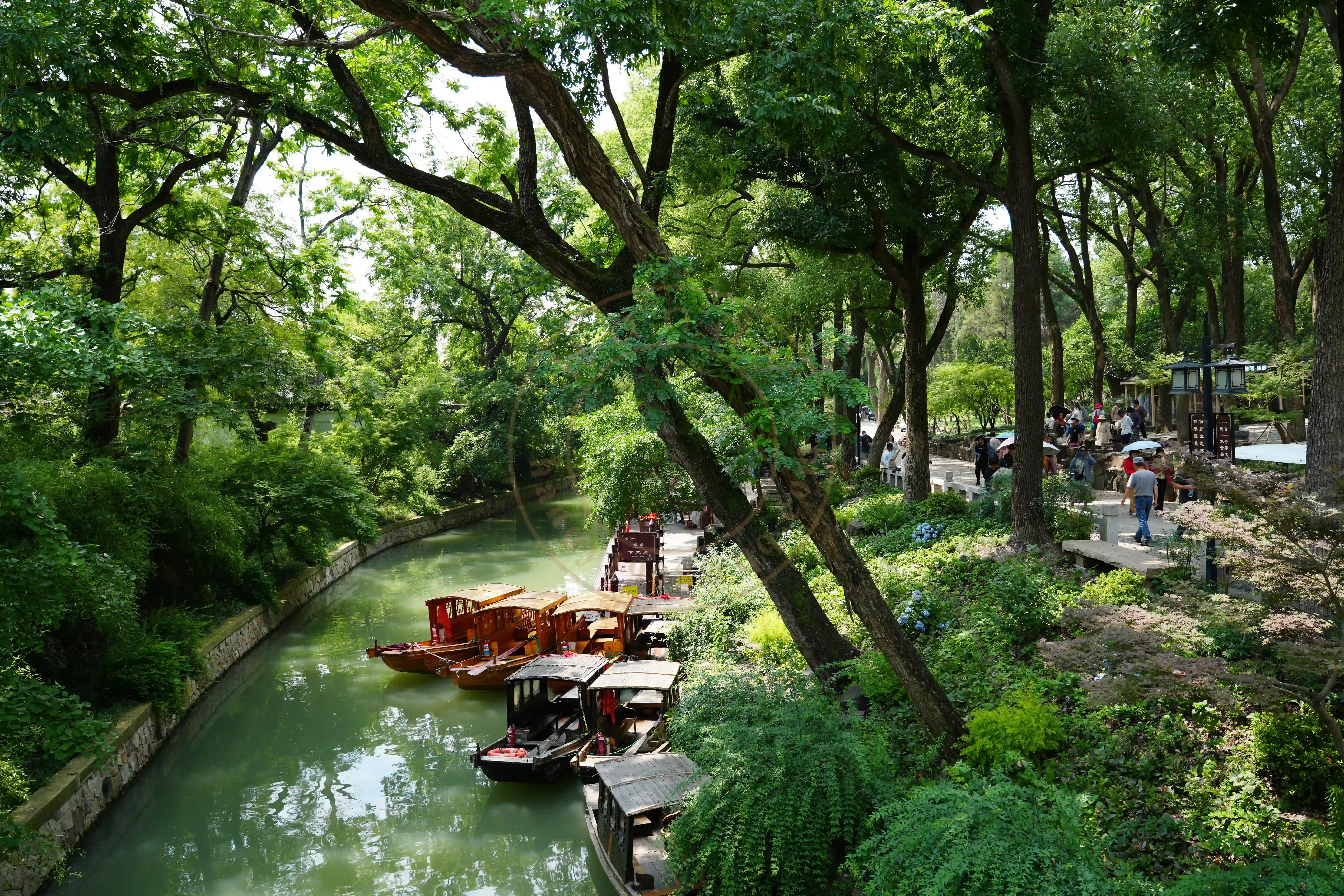 <h2 class='text-xl text-white'></h2>