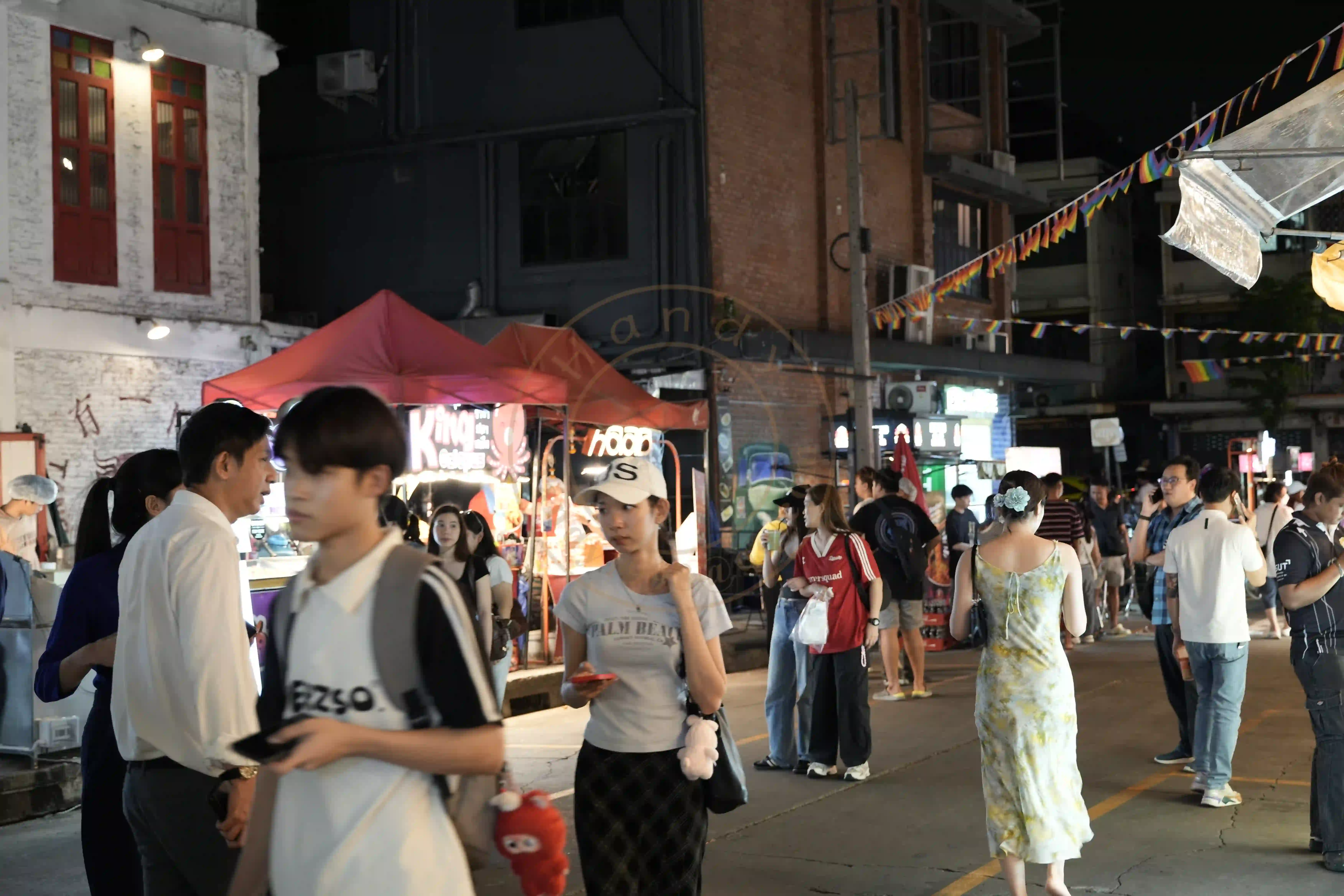 <h2 class='text-xl text-white'></h2>