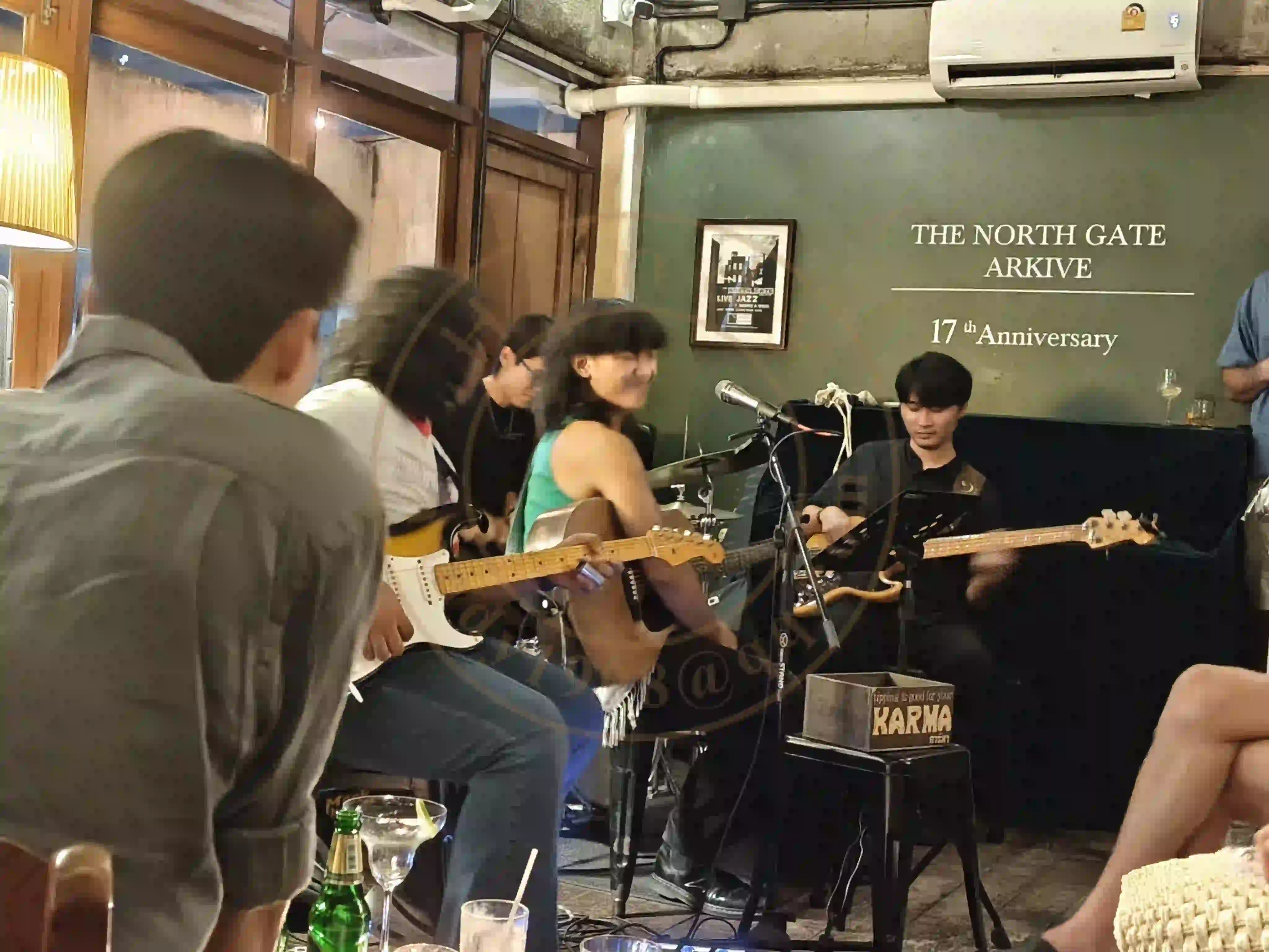 <h2 class='text-xl text-white'></h2>