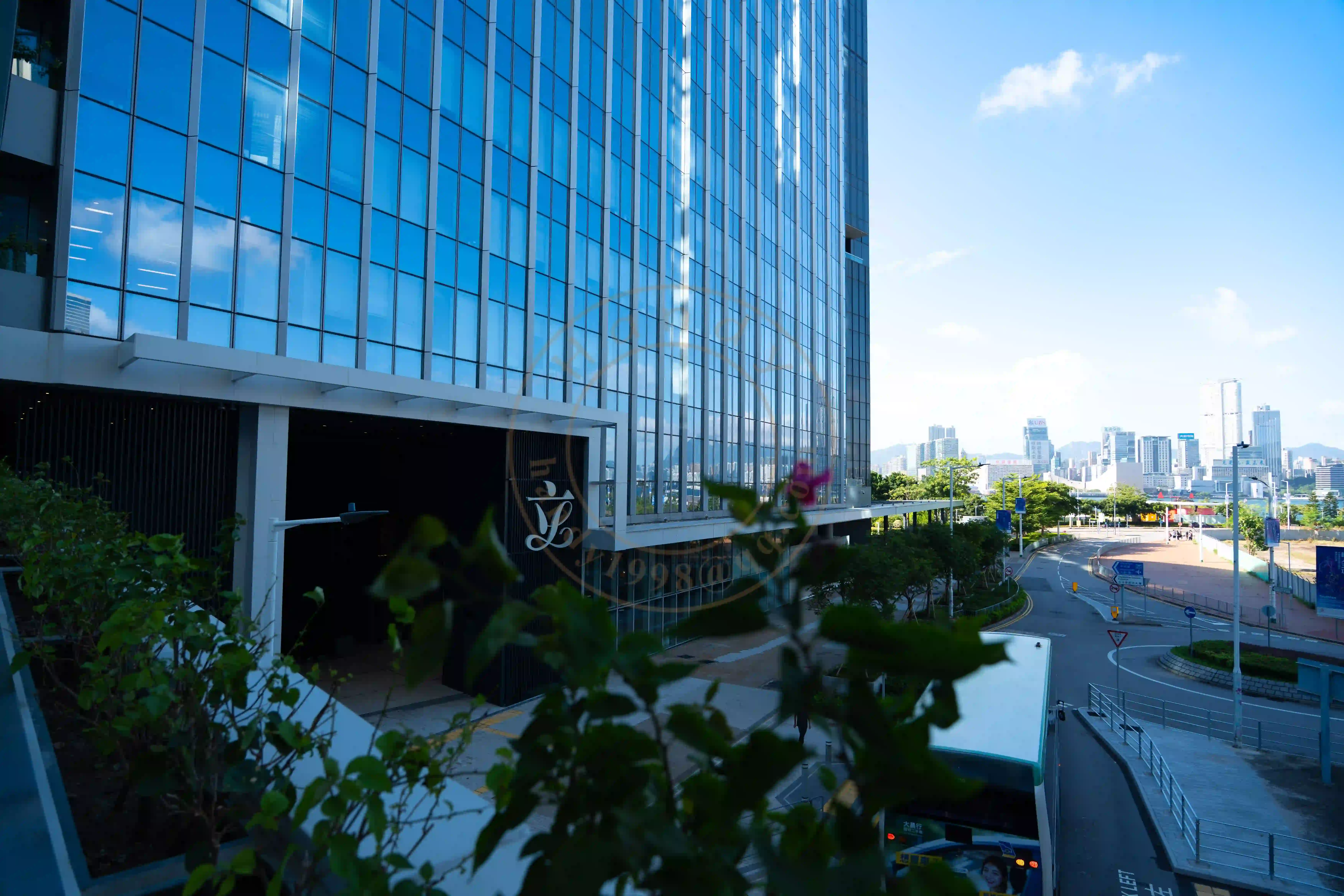 <h2 class='text-xl text-white'></h2>