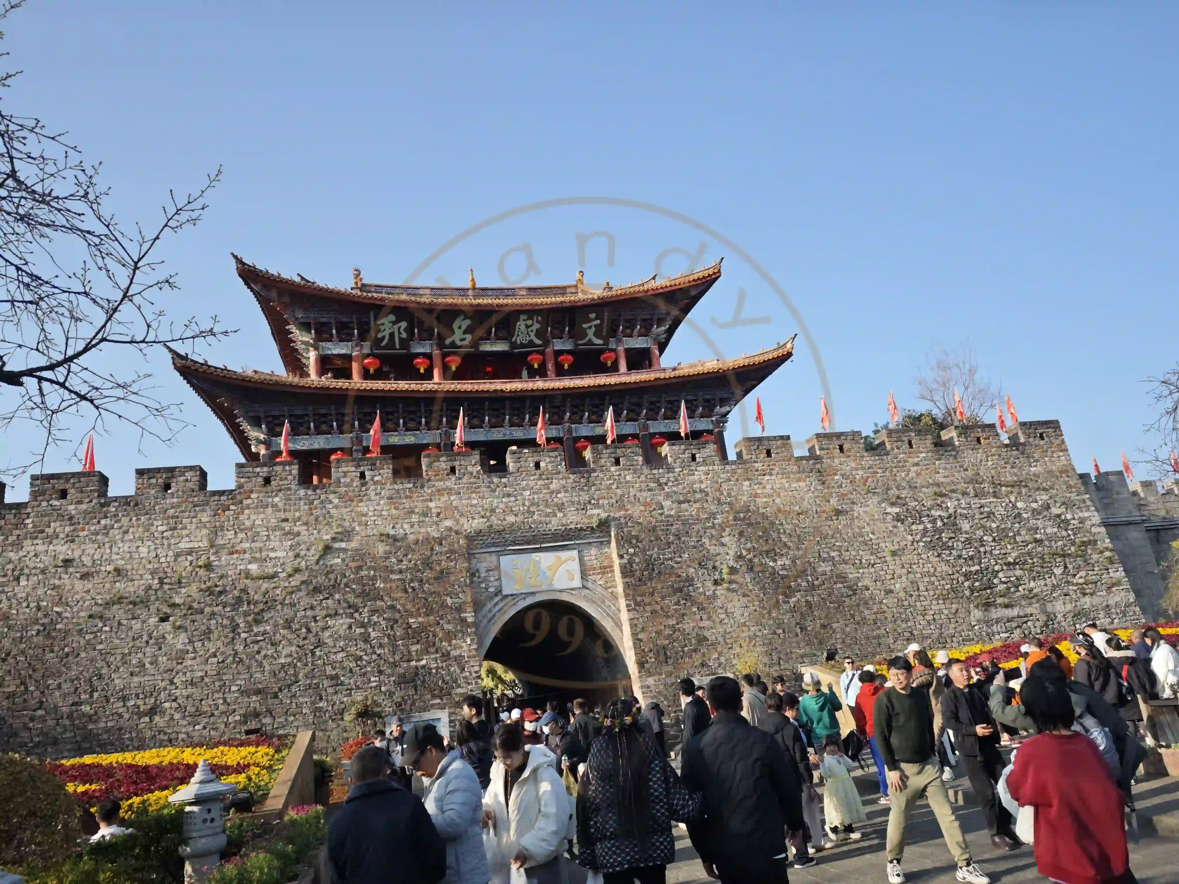 <h2 class='text-xl text-white'></h2>